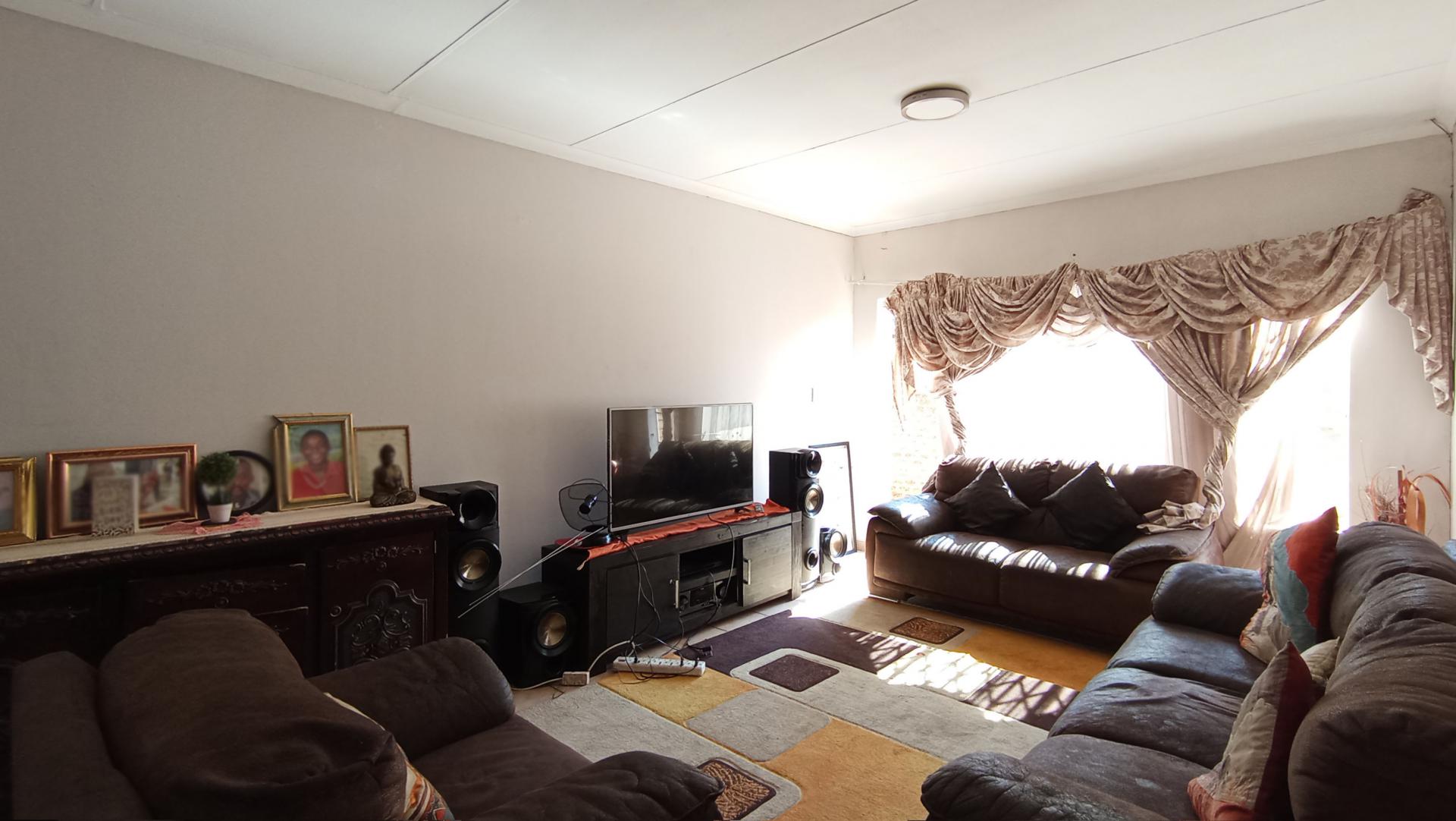 Lounges - 26 square meters of property in Honeydew Manor