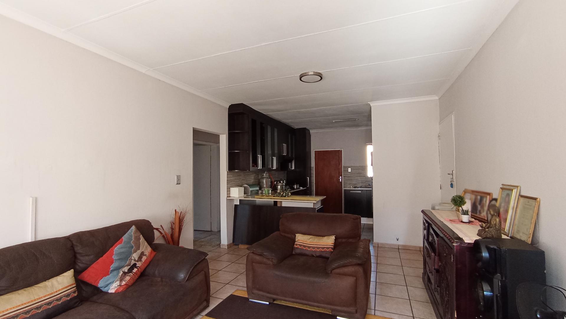 Lounges - 26 square meters of property in Honeydew Manor