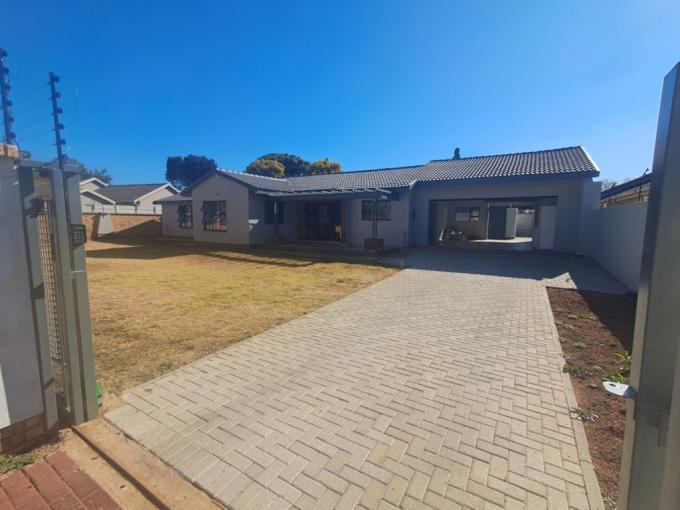 House for Sale For Sale in Brackenhurst - MR683672
