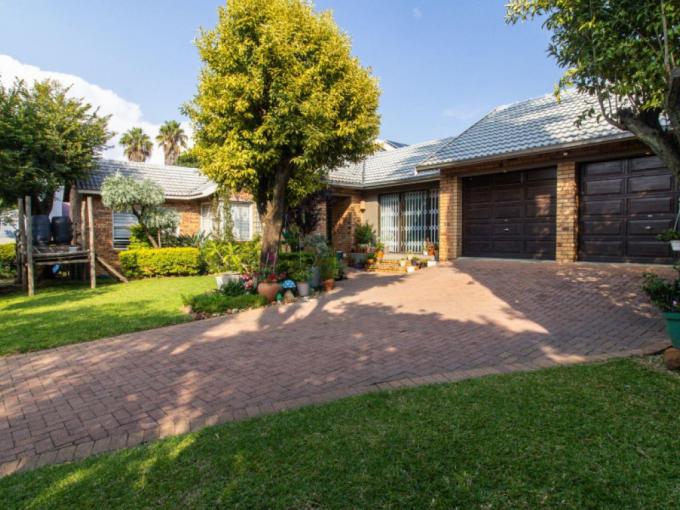 4 Bedroom House for Sale For Sale in Glenvista - MR683696