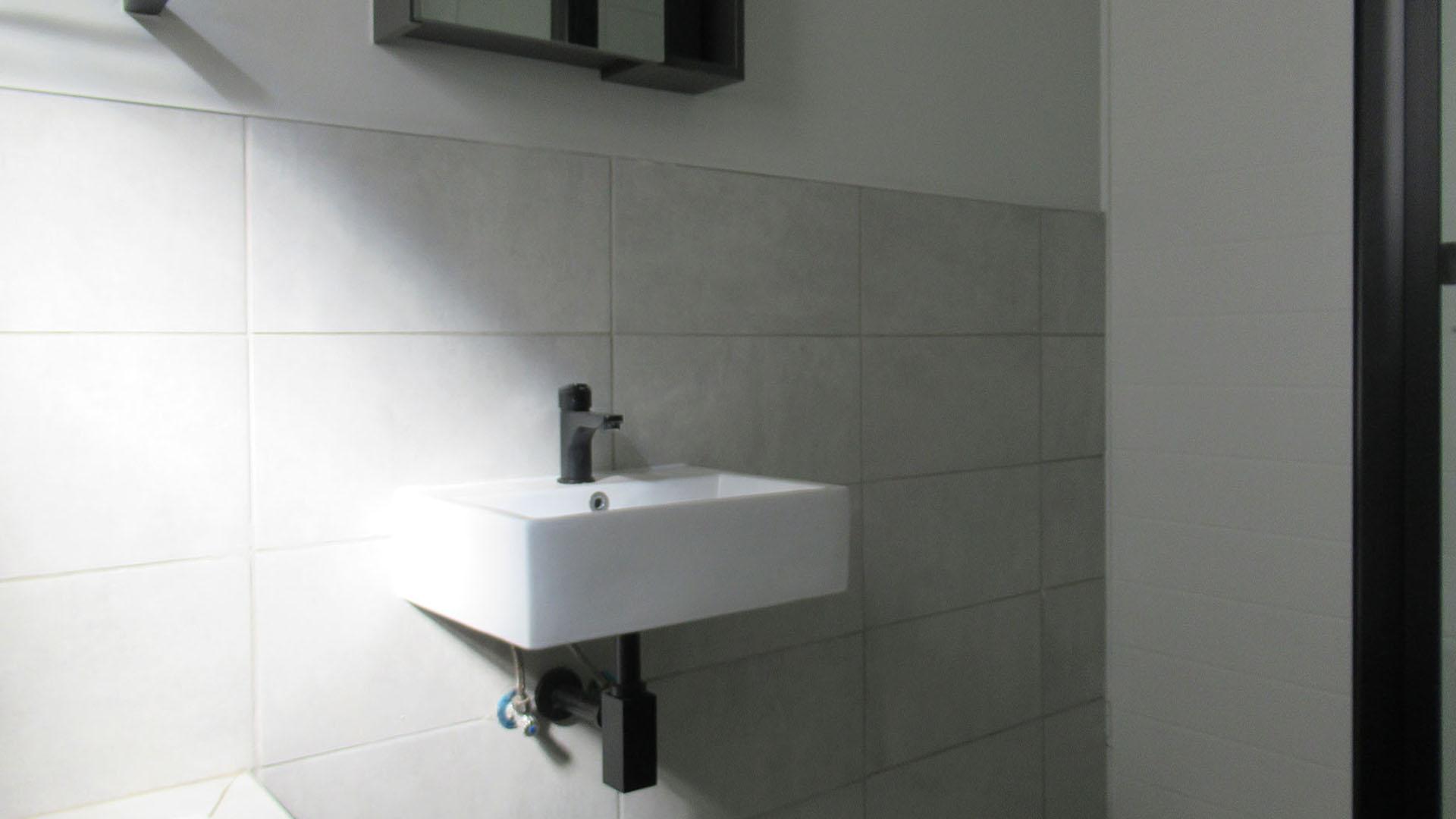 Bathroom 1 - 6 square meters of property in Homes Haven