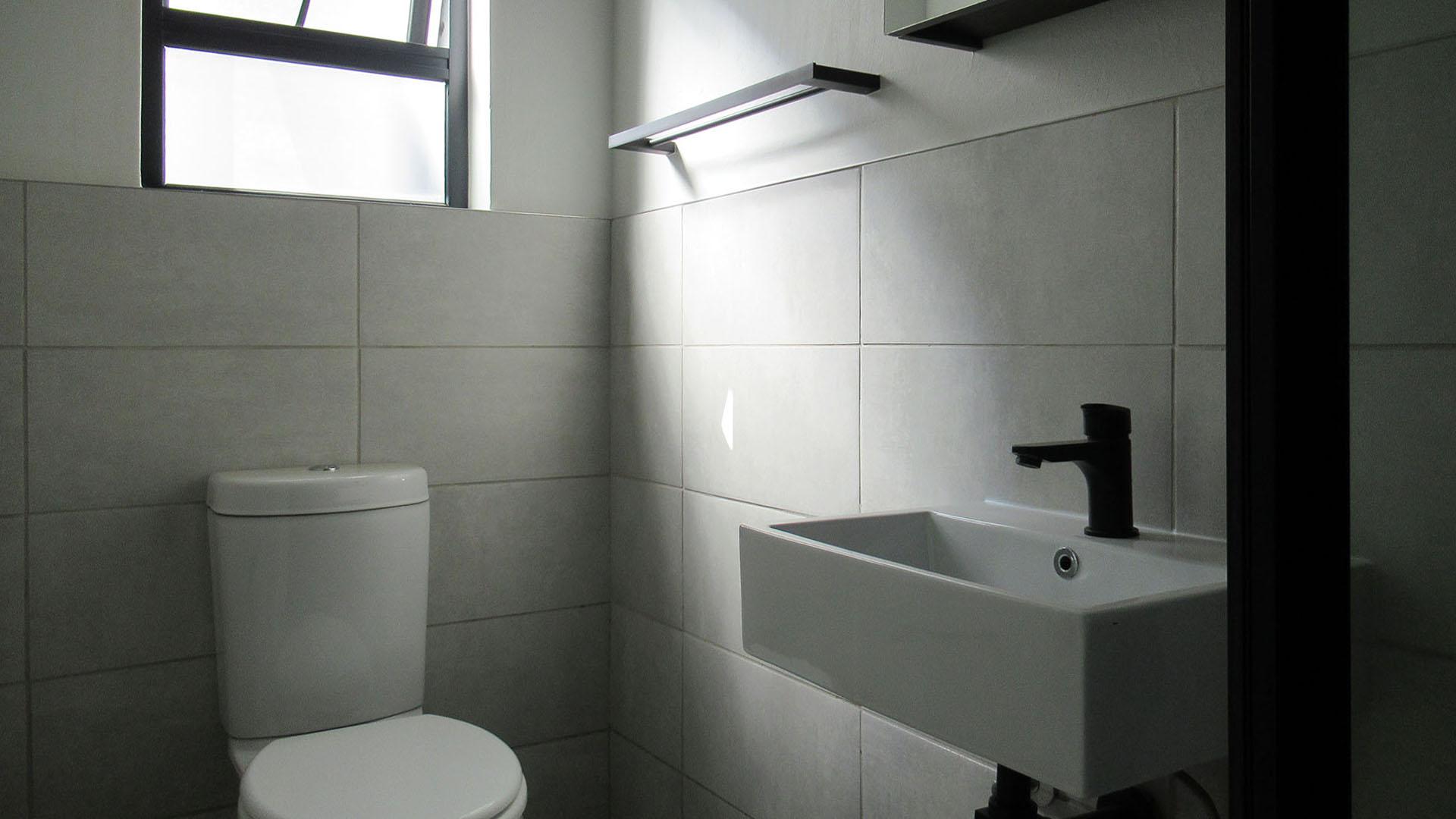 Main Bathroom - 3 square meters of property in Homes Haven