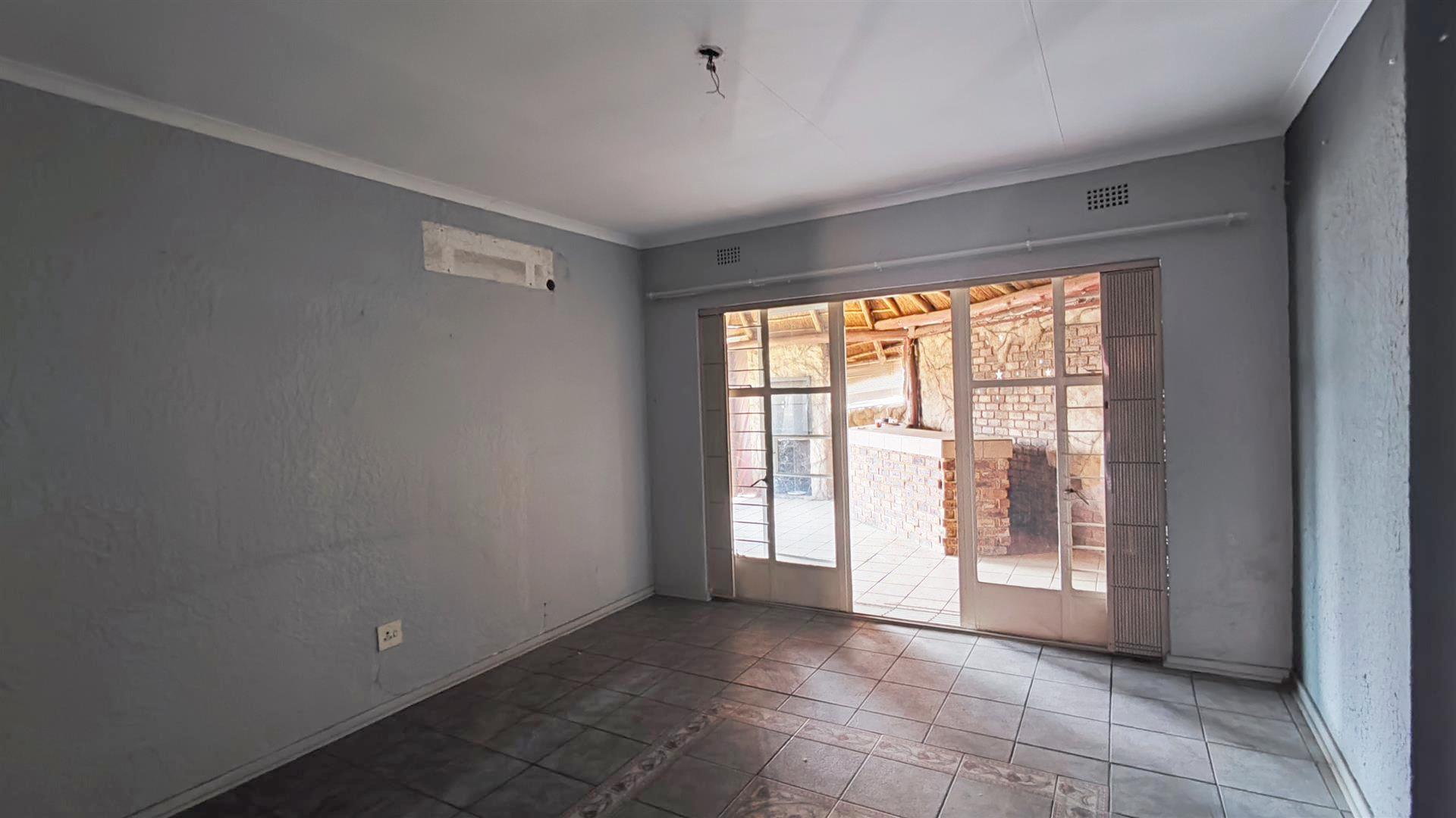 Lounges - 23 square meters of property in Birchleigh North