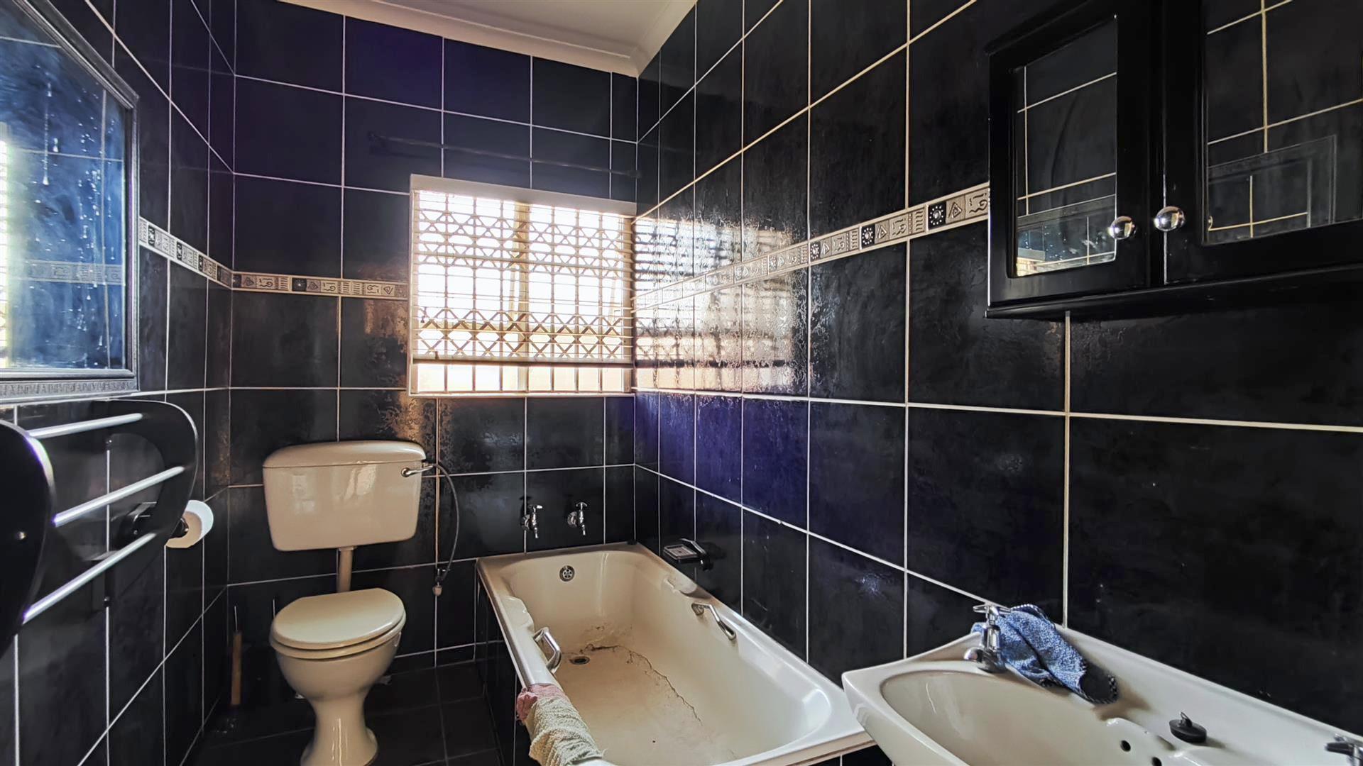 Bathroom 1 - 5 square meters of property in Birchleigh North