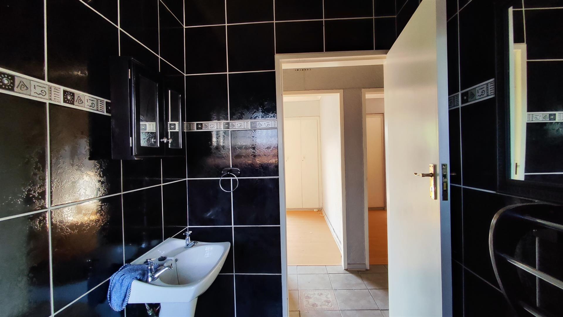 Bathroom 1 - 5 square meters of property in Birchleigh North
