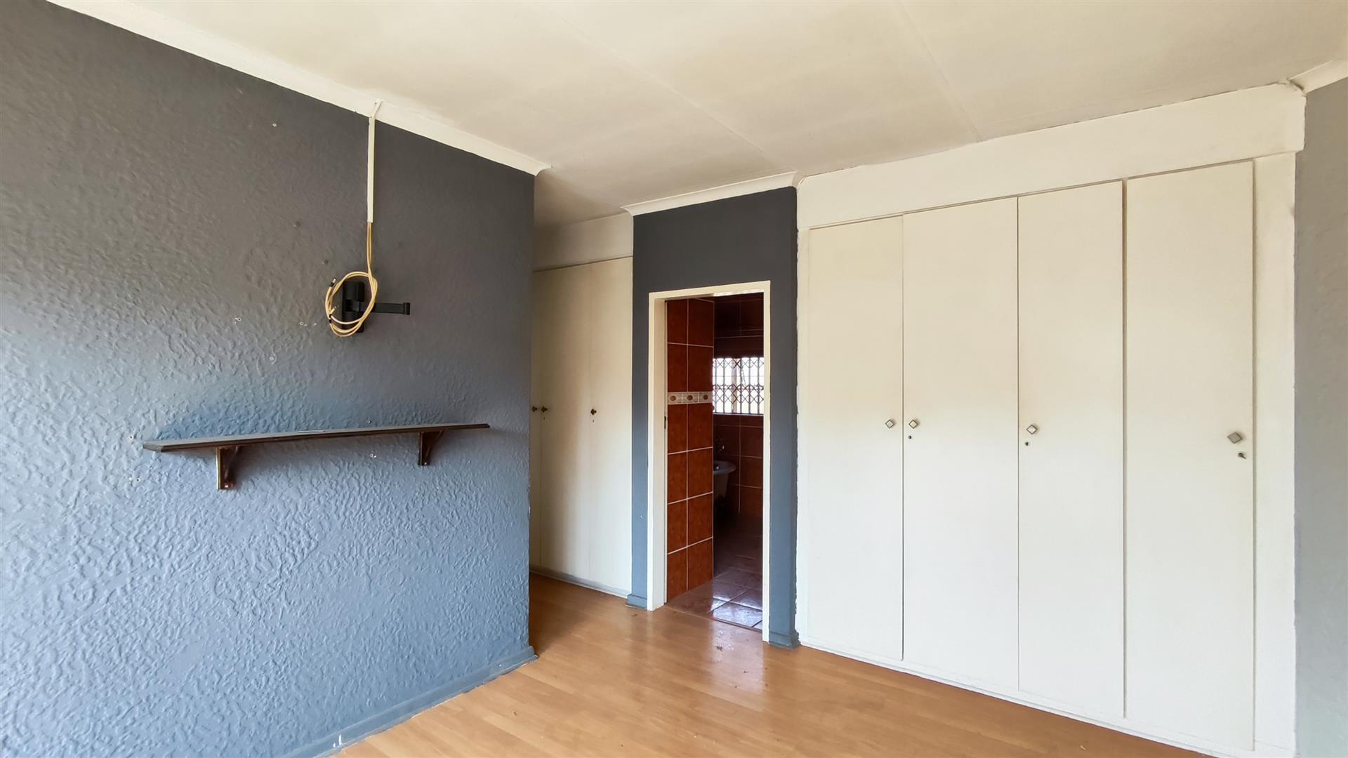 Main Bedroom - 19 square meters of property in Birchleigh North