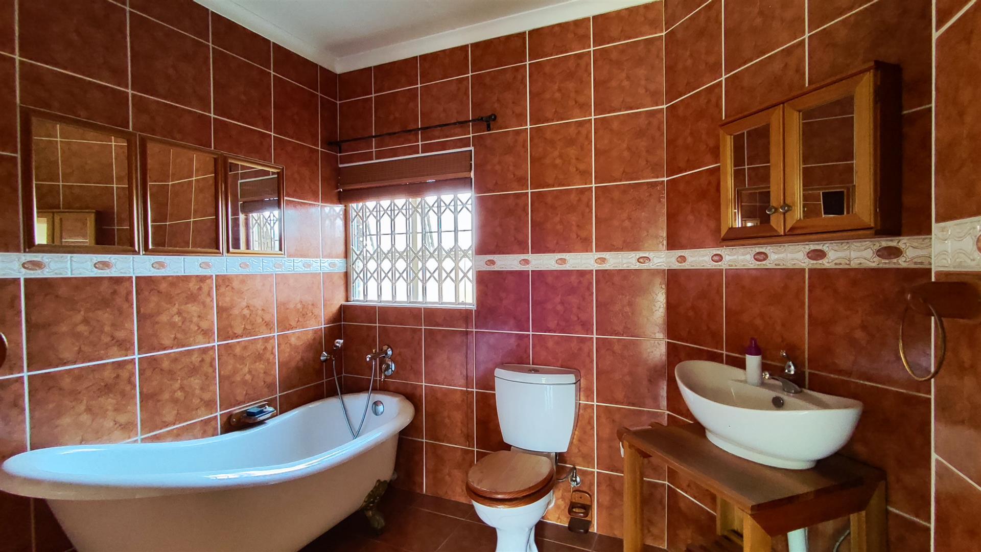 Main Bathroom - 9 square meters of property in Birchleigh North