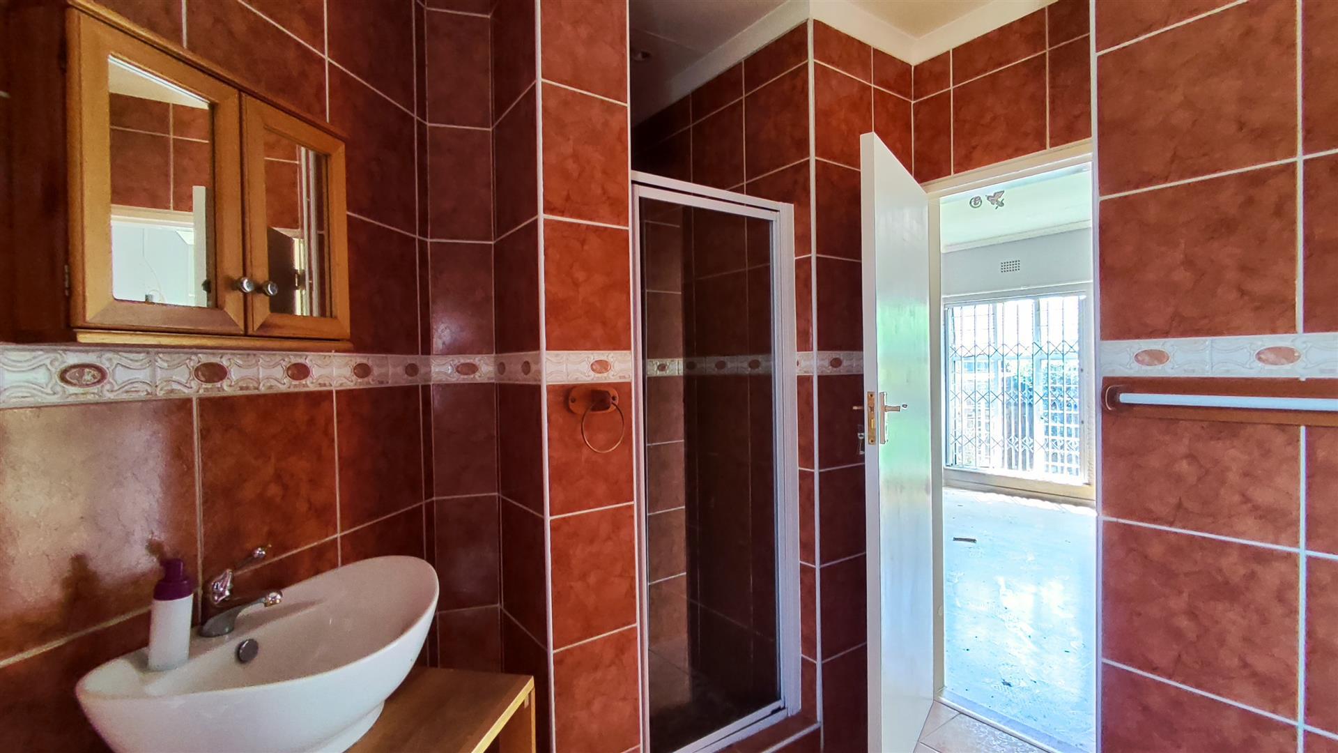 Main Bathroom - 9 square meters of property in Birchleigh North