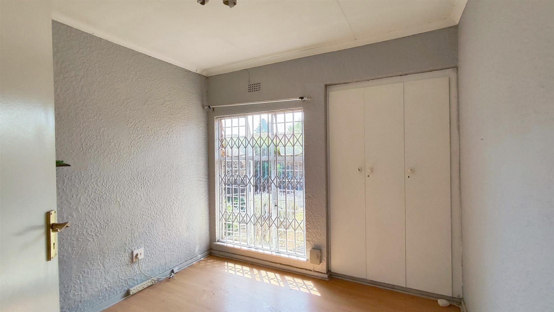 Bed Room 1 - 13 square meters of property in Birchleigh North