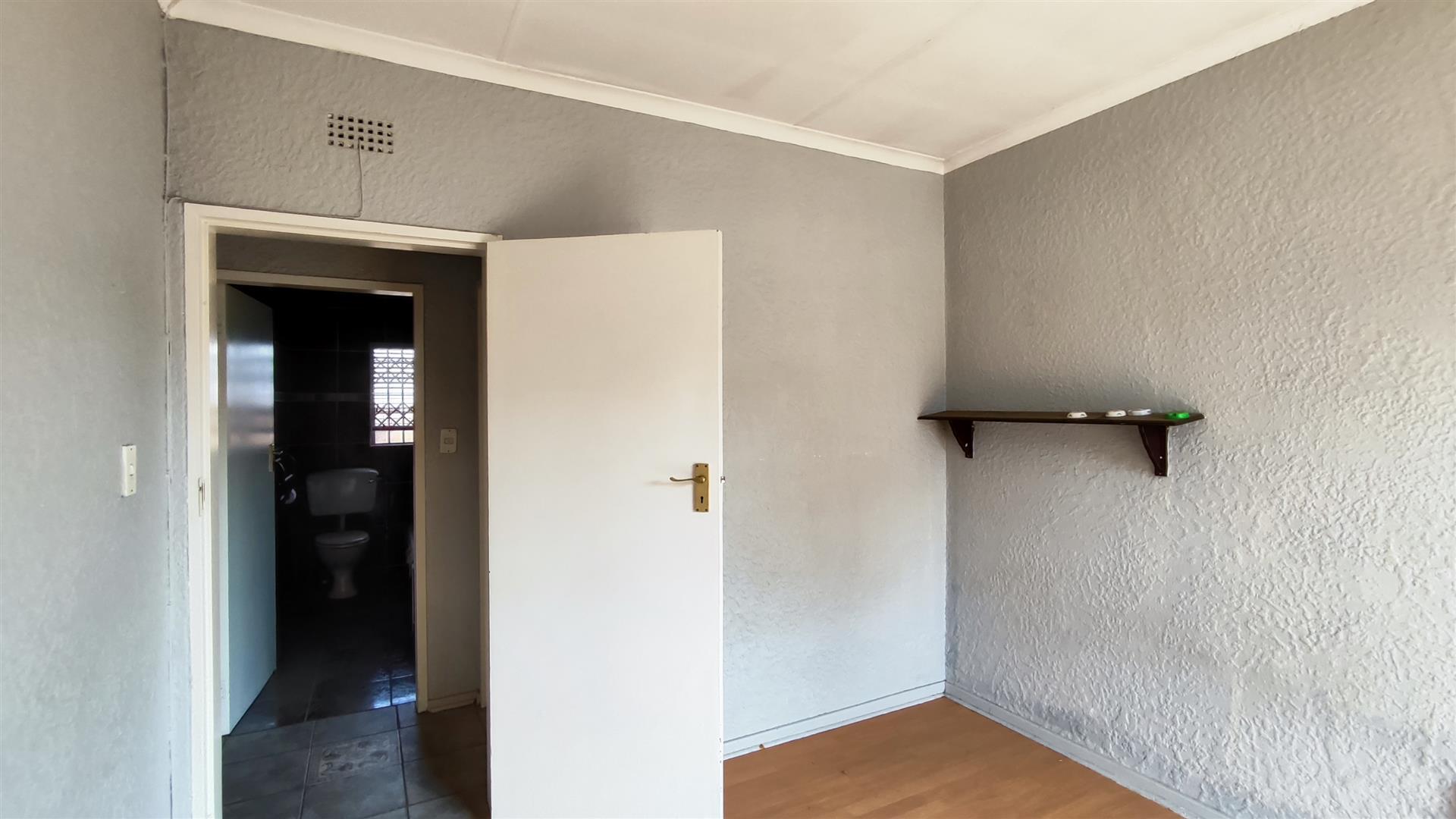 Bed Room 1 - 13 square meters of property in Birchleigh North