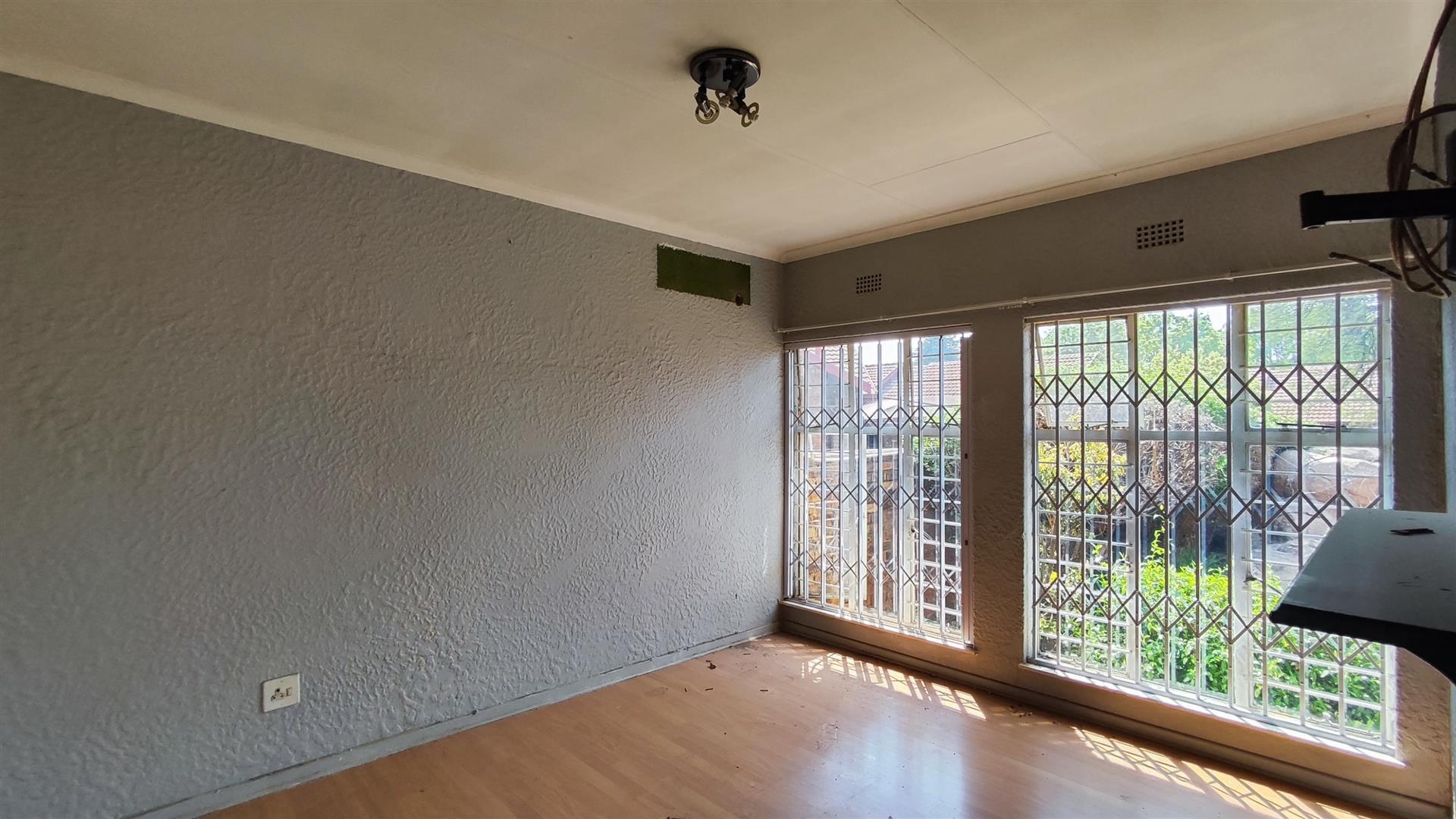 Main Bedroom - 19 square meters of property in Birchleigh North