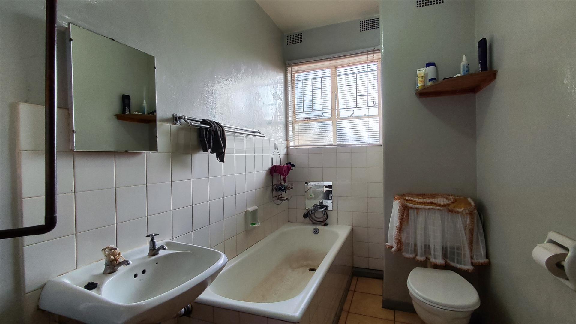 Bathroom 1 - 6 square meters of property in Vanderbijlpark