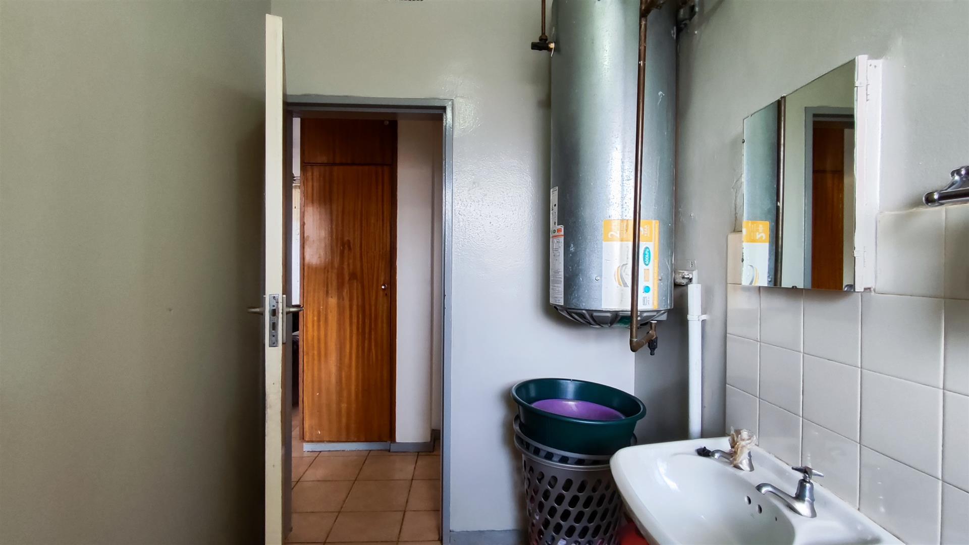Bathroom 1 - 6 square meters of property in Vanderbijlpark