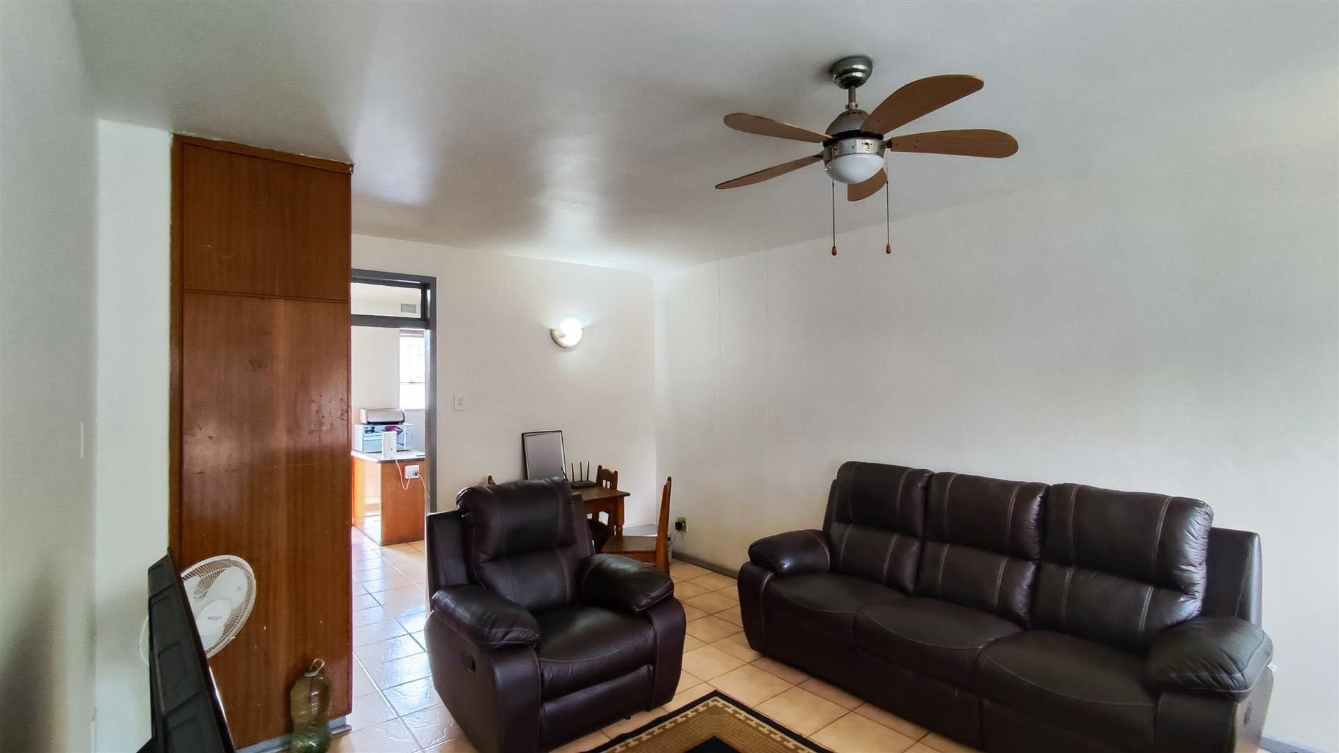 Lounges - 24 square meters of property in Vanderbijlpark