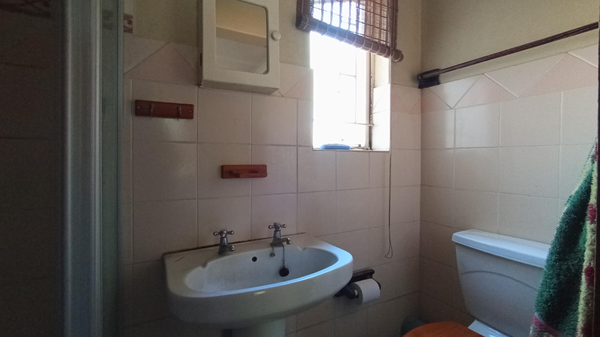 Main Bathroom - 2 square meters of property in Pierre van Ryneveld