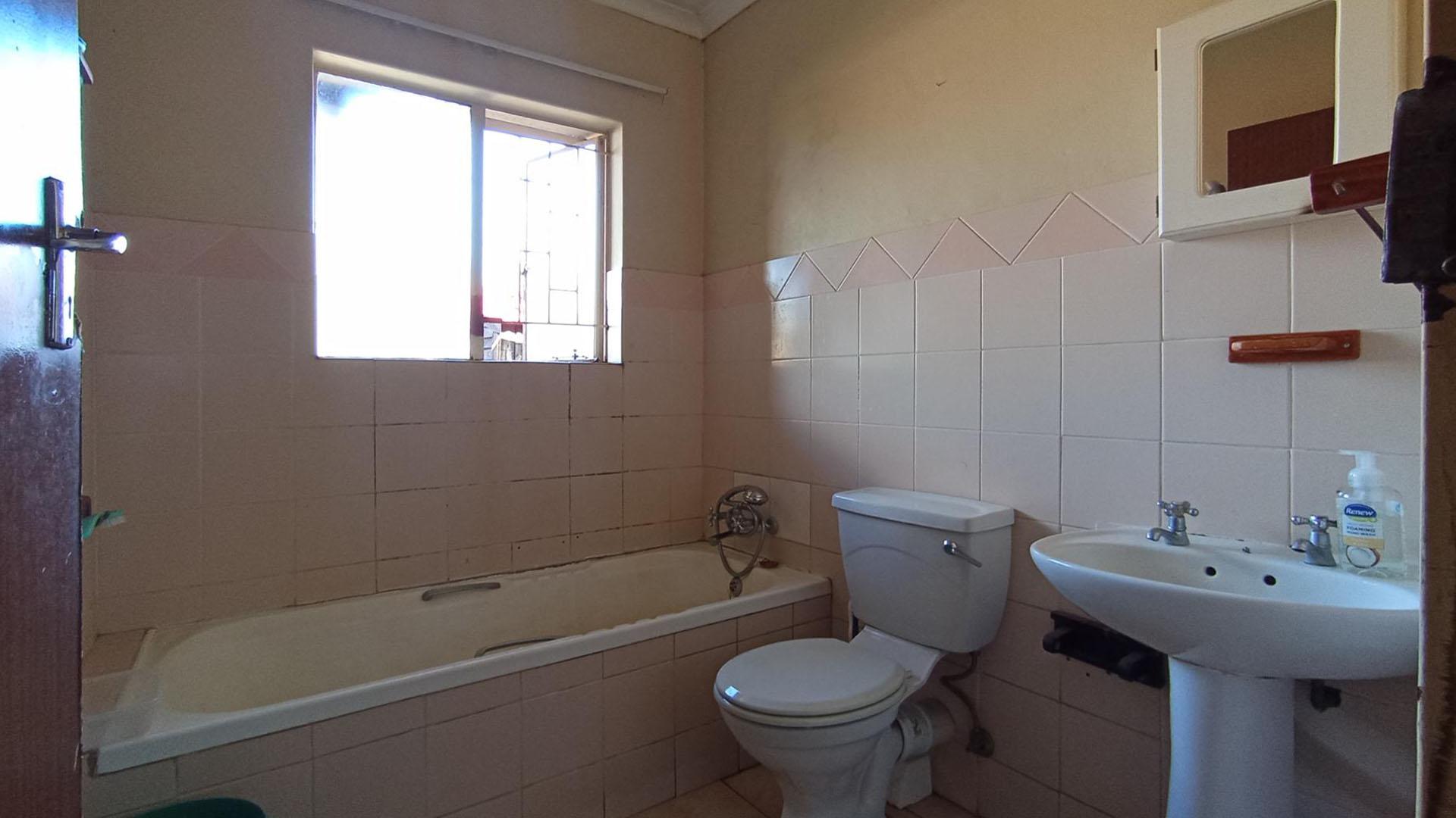 Bathroom 1 - 4 square meters of property in Pierre van Ryneveld