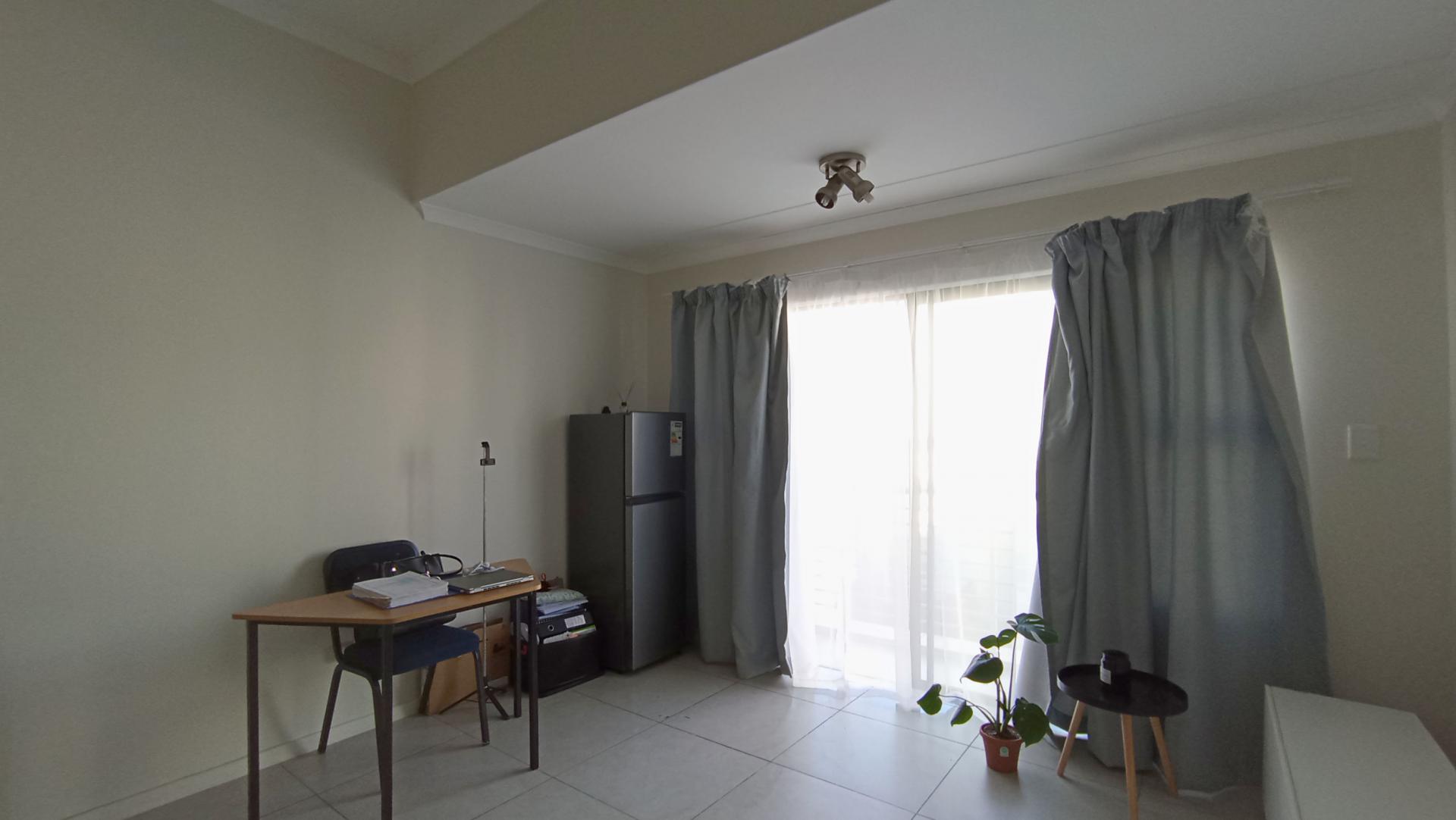 Lounges - 11 square meters of property in Longlake 