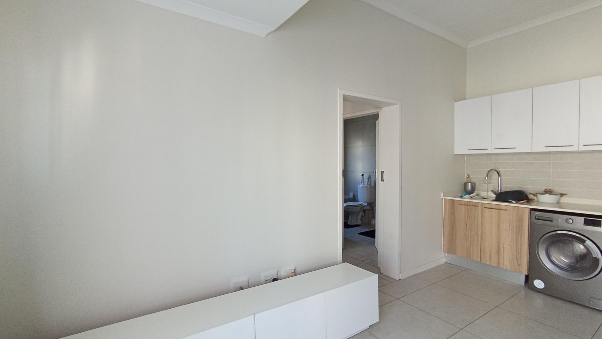 Lounges - 11 square meters of property in Longlake 