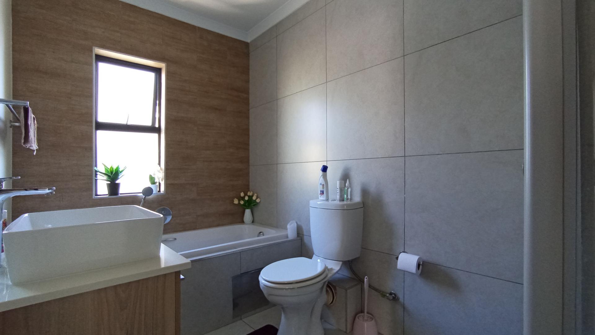 Bathroom 1 - 7 square meters of property in Longlake 