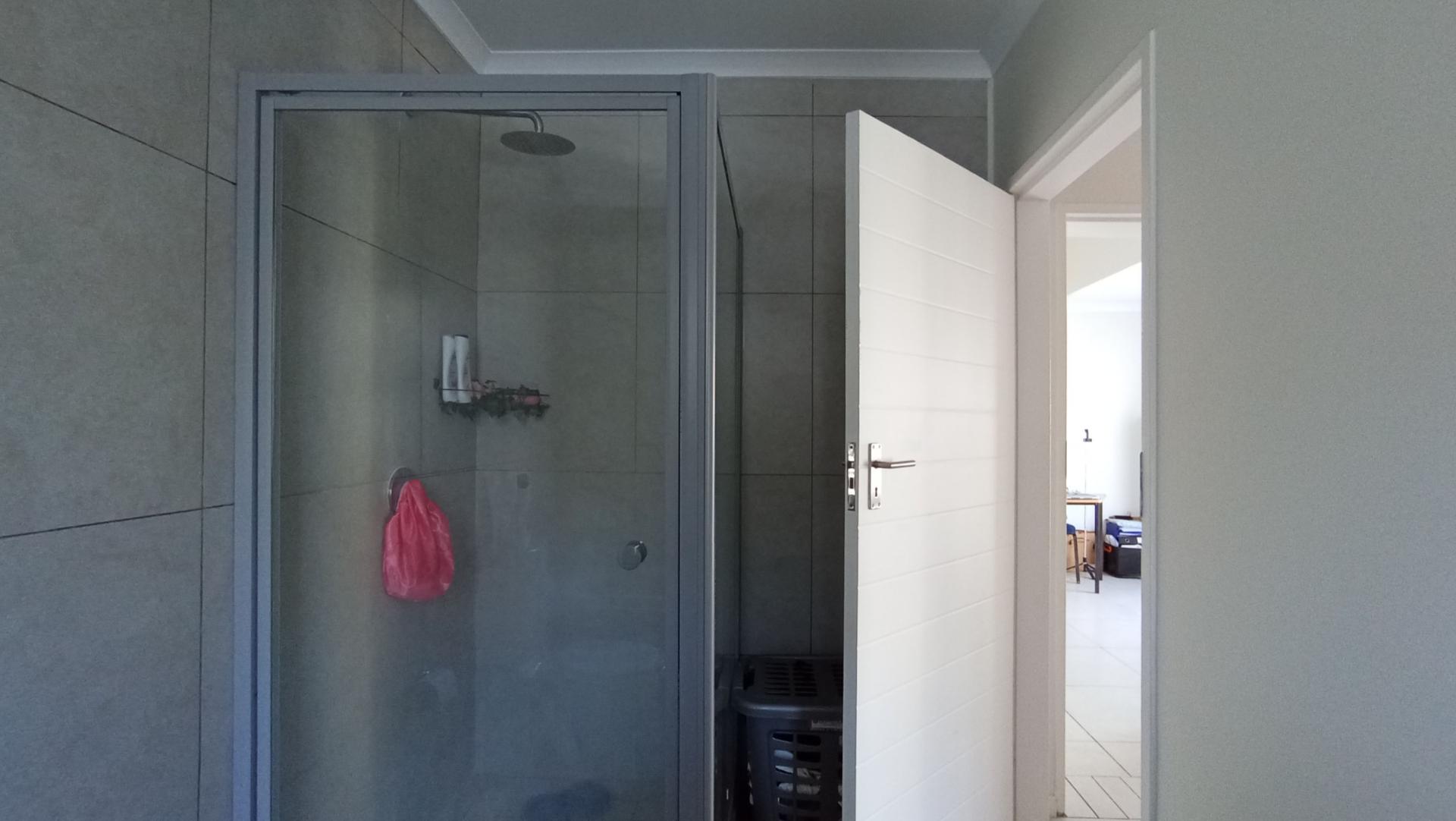 Bathroom 1 - 7 square meters of property in Longlake 