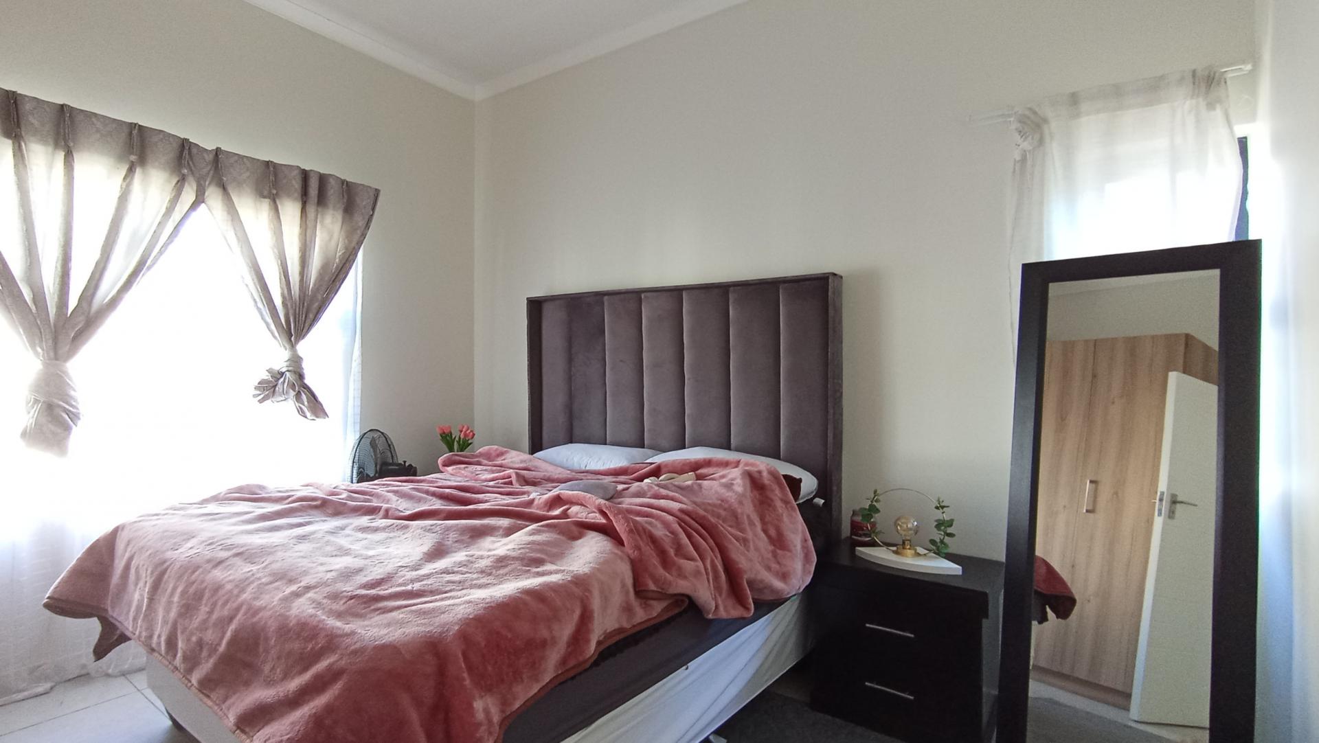 Bed Room 1 - 12 square meters of property in Longlake 