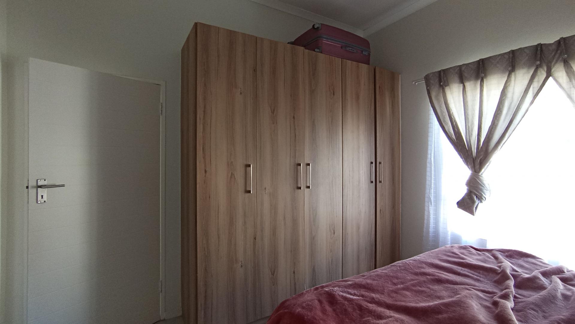 Bed Room 1 - 12 square meters of property in Longlake 