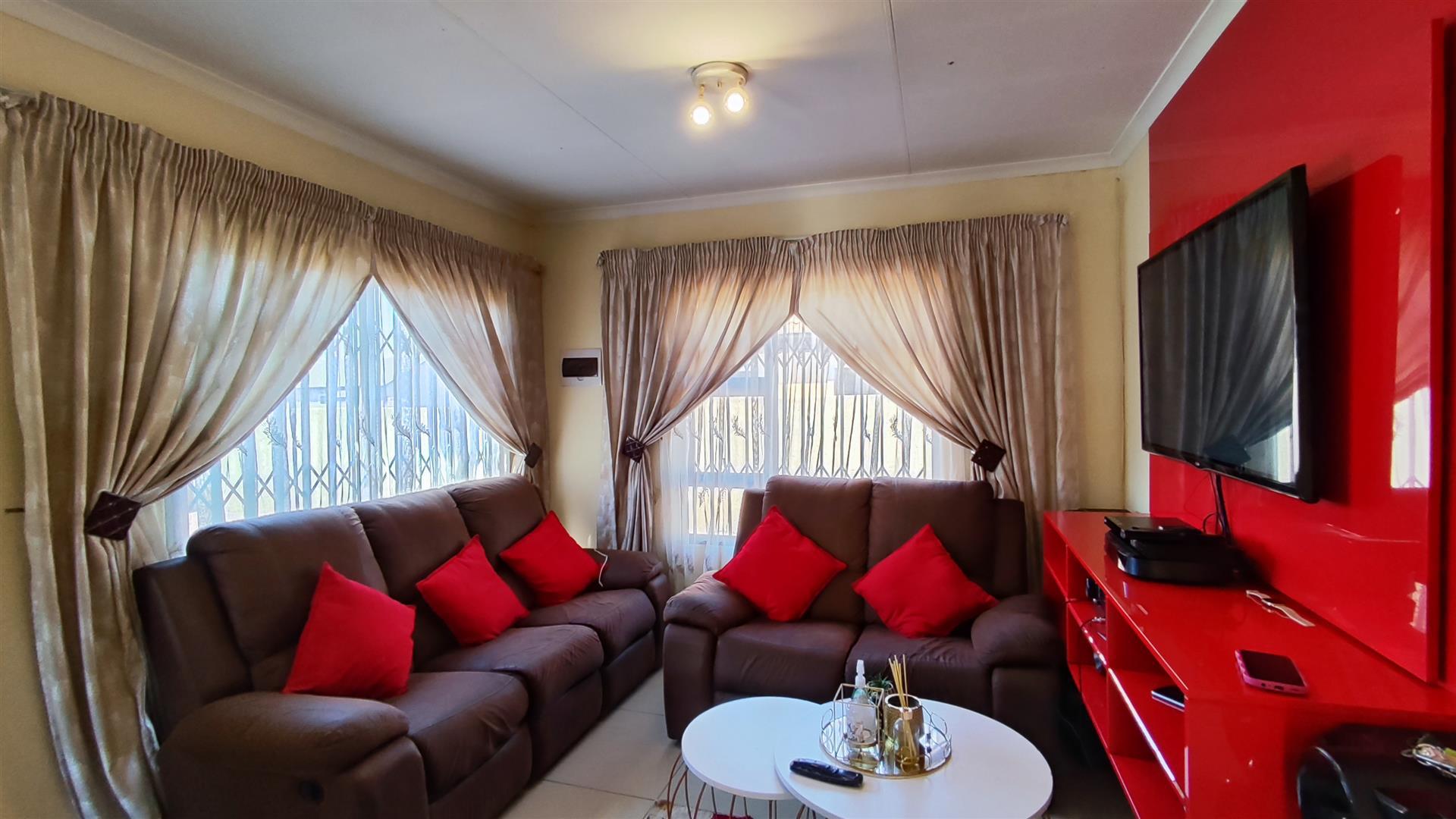 Lounges - 13 square meters of property in Vanderbijlpark