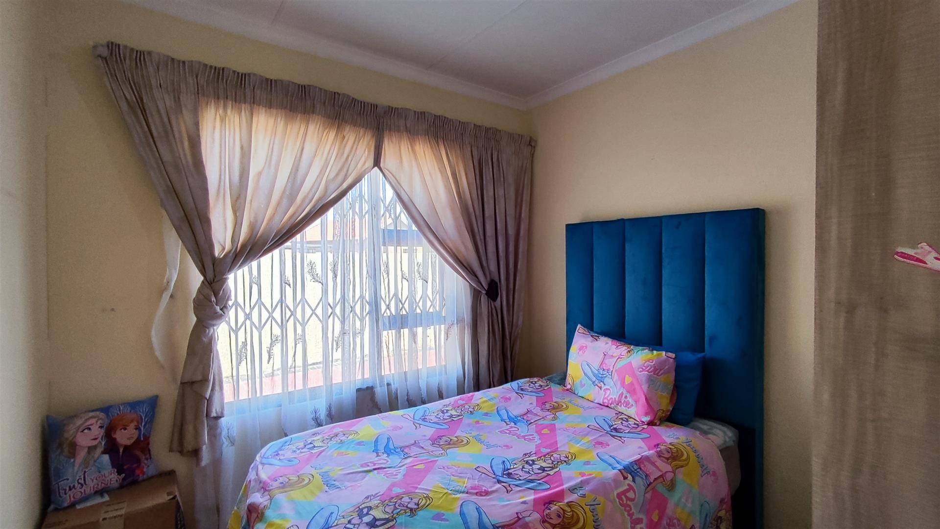 Bed Room 1 - 9 square meters of property in Vanderbijlpark