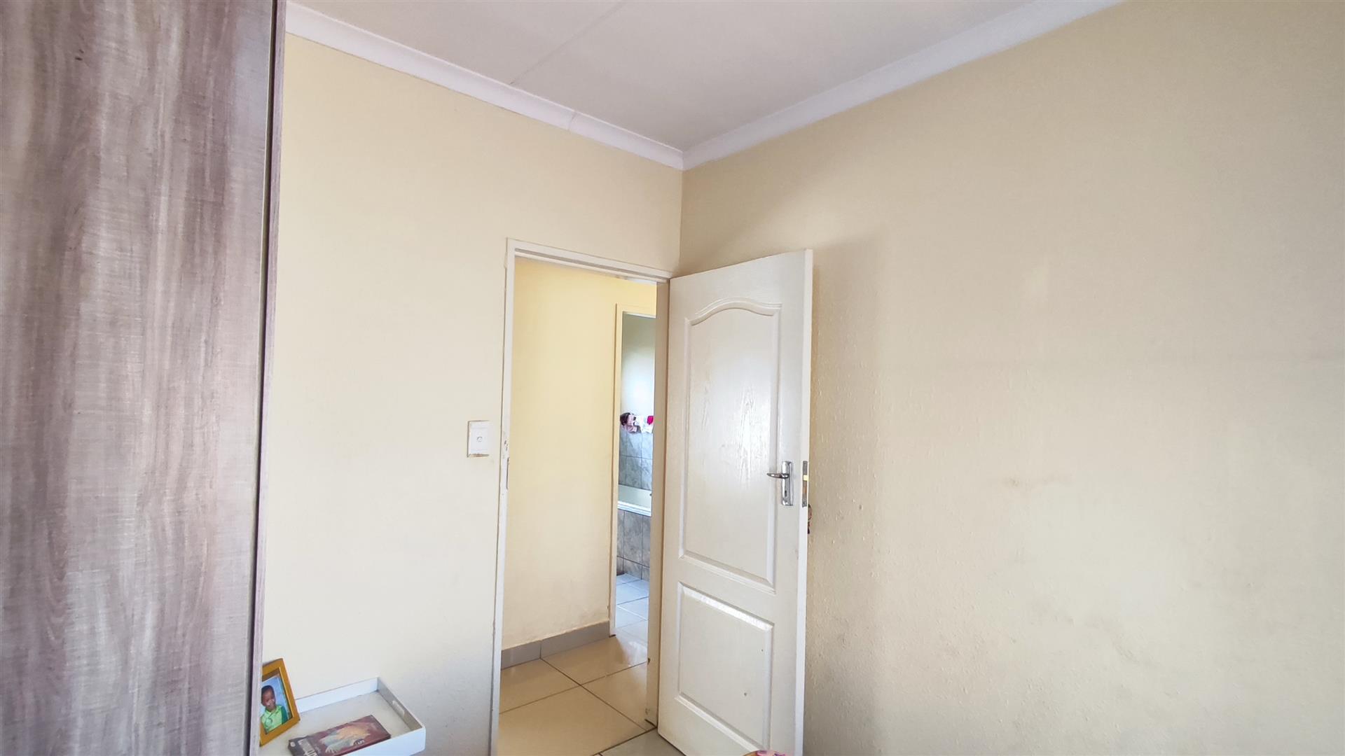 Bed Room 1 - 9 square meters of property in Vanderbijlpark