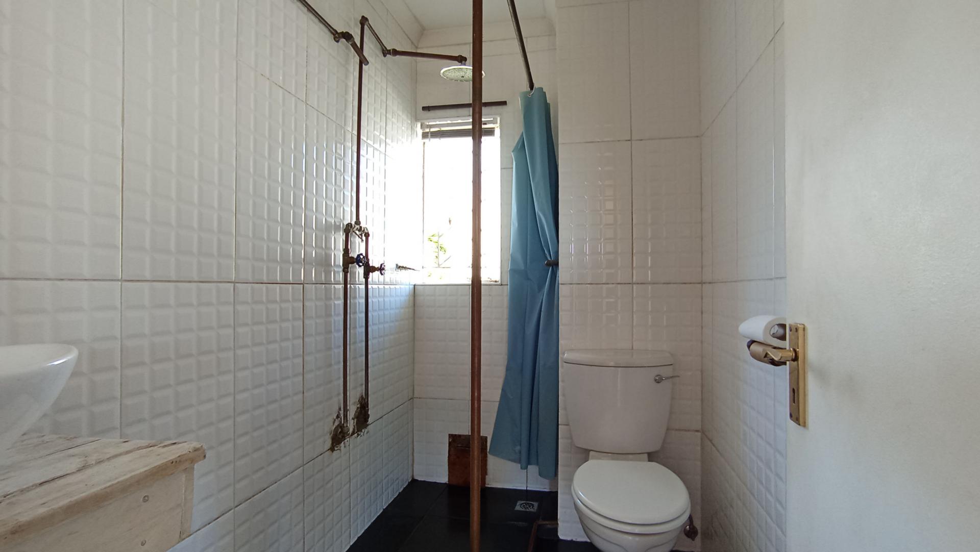 Bathroom 1 - 4 square meters of property in Eden Glen