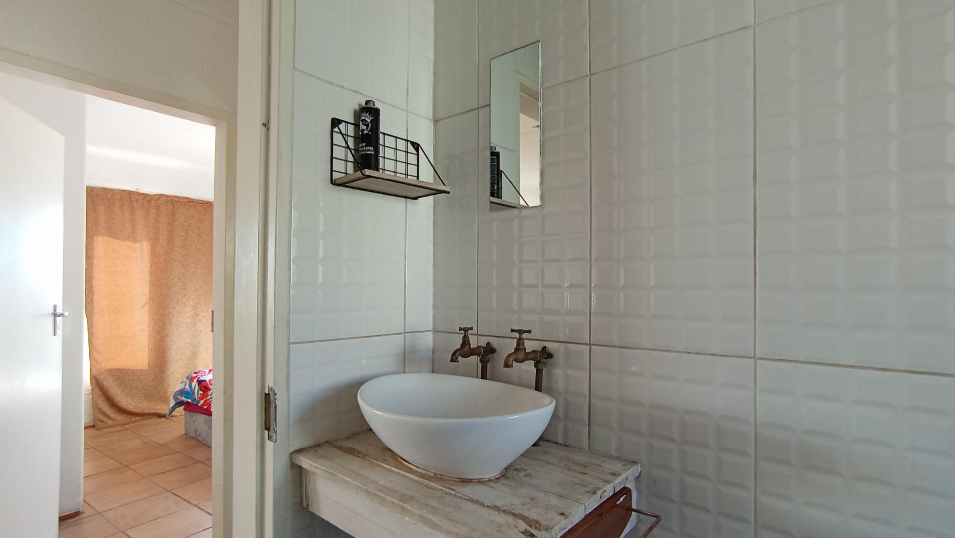 Bathroom 1 - 4 square meters of property in Eden Glen