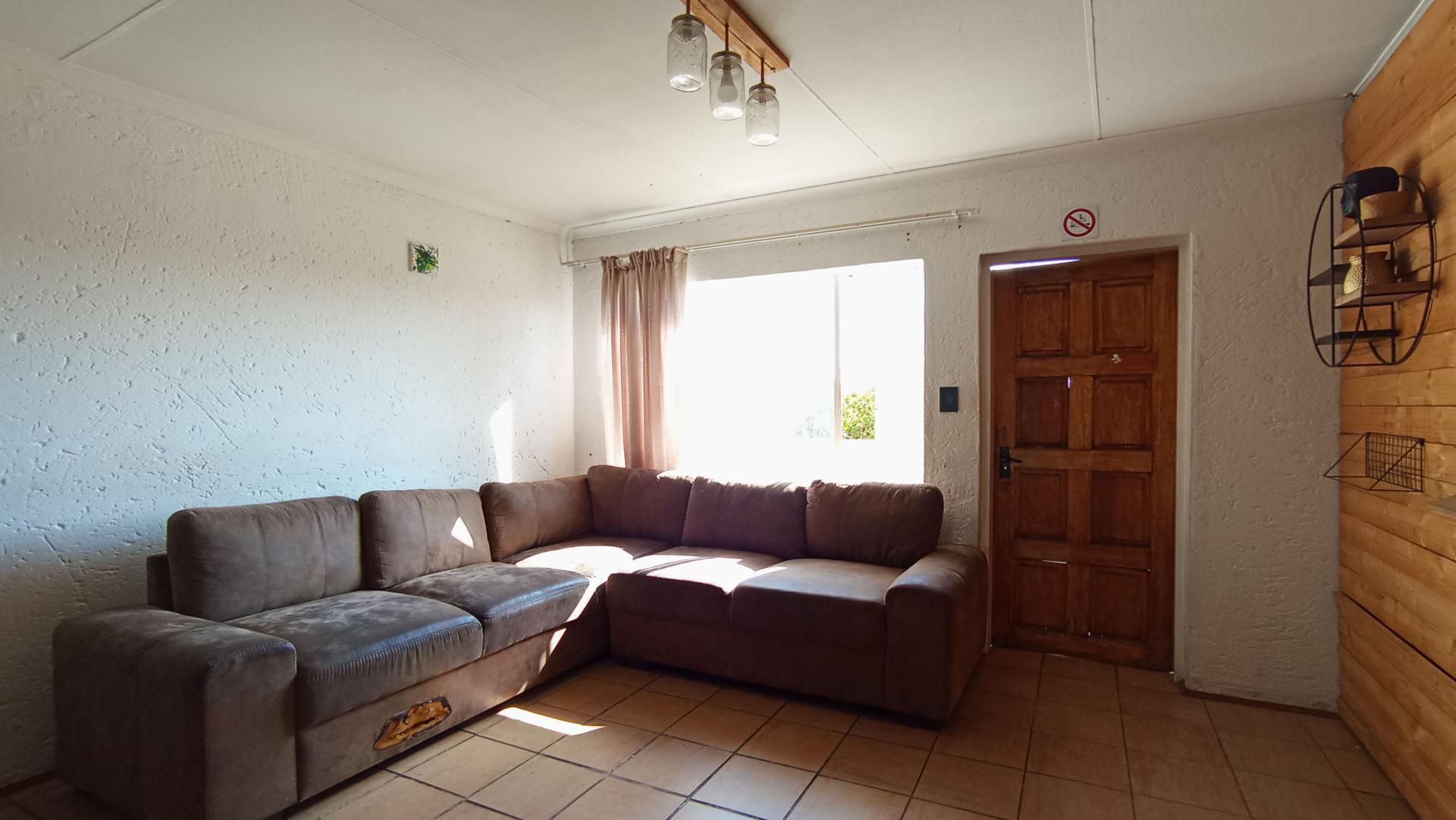 Lounges - 16 square meters of property in Eden Glen