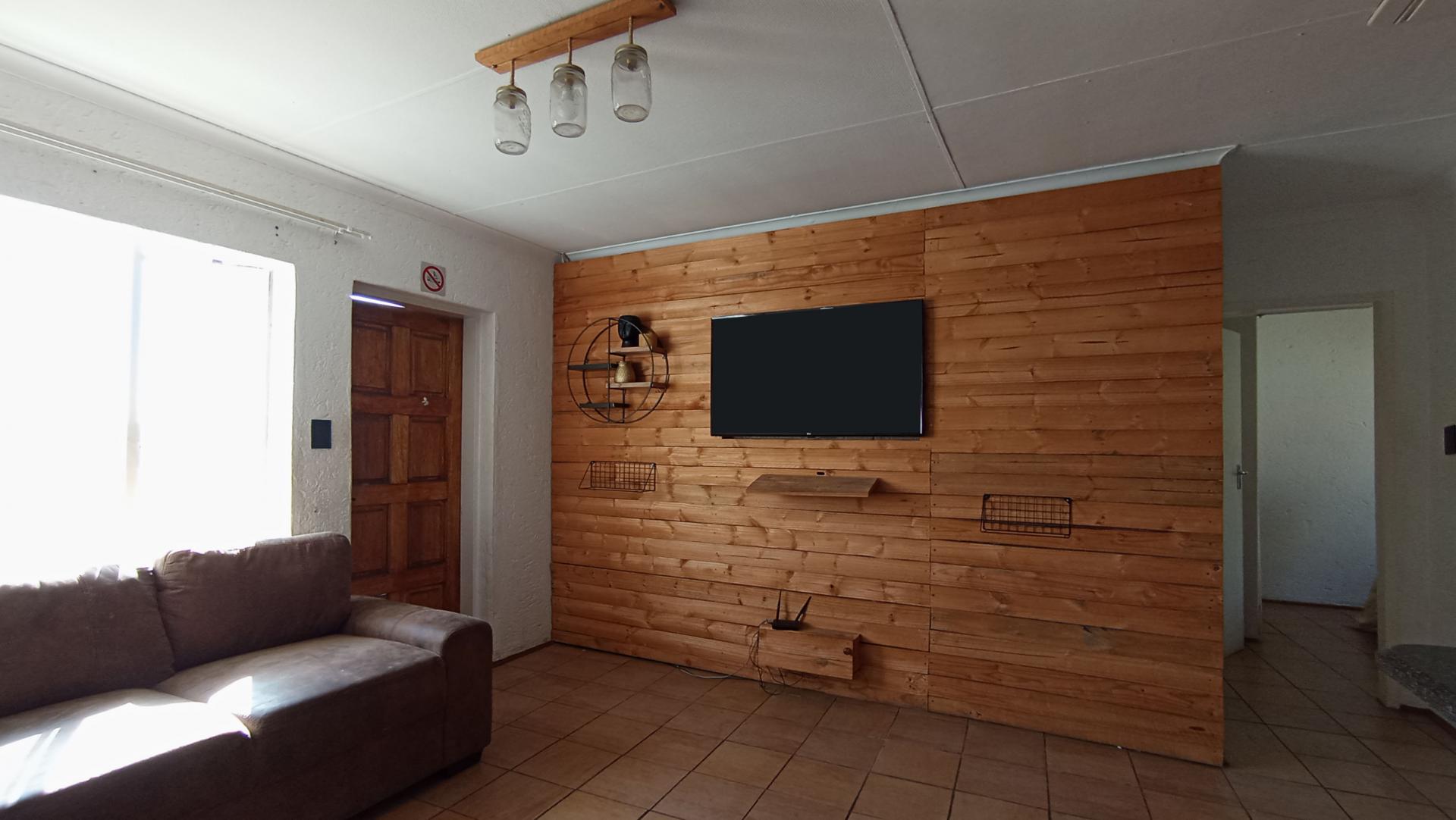 Lounges - 16 square meters of property in Eden Glen