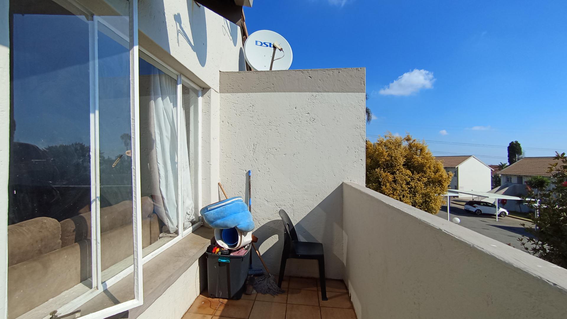 Balcony - 6 square meters of property in Eden Glen
