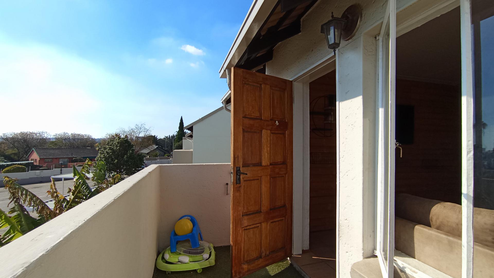 Balcony - 6 square meters of property in Eden Glen