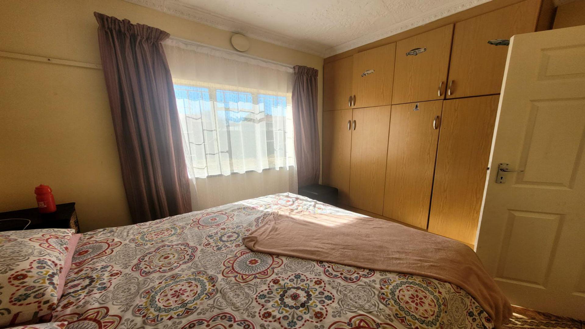 Bed Room 1 of property in Welkom