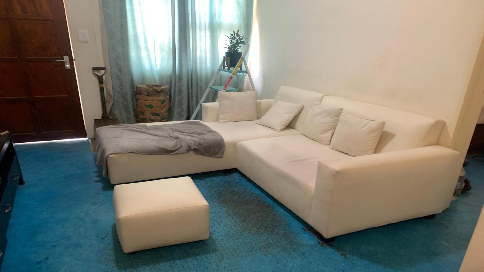 Lounges of property in Tirong 