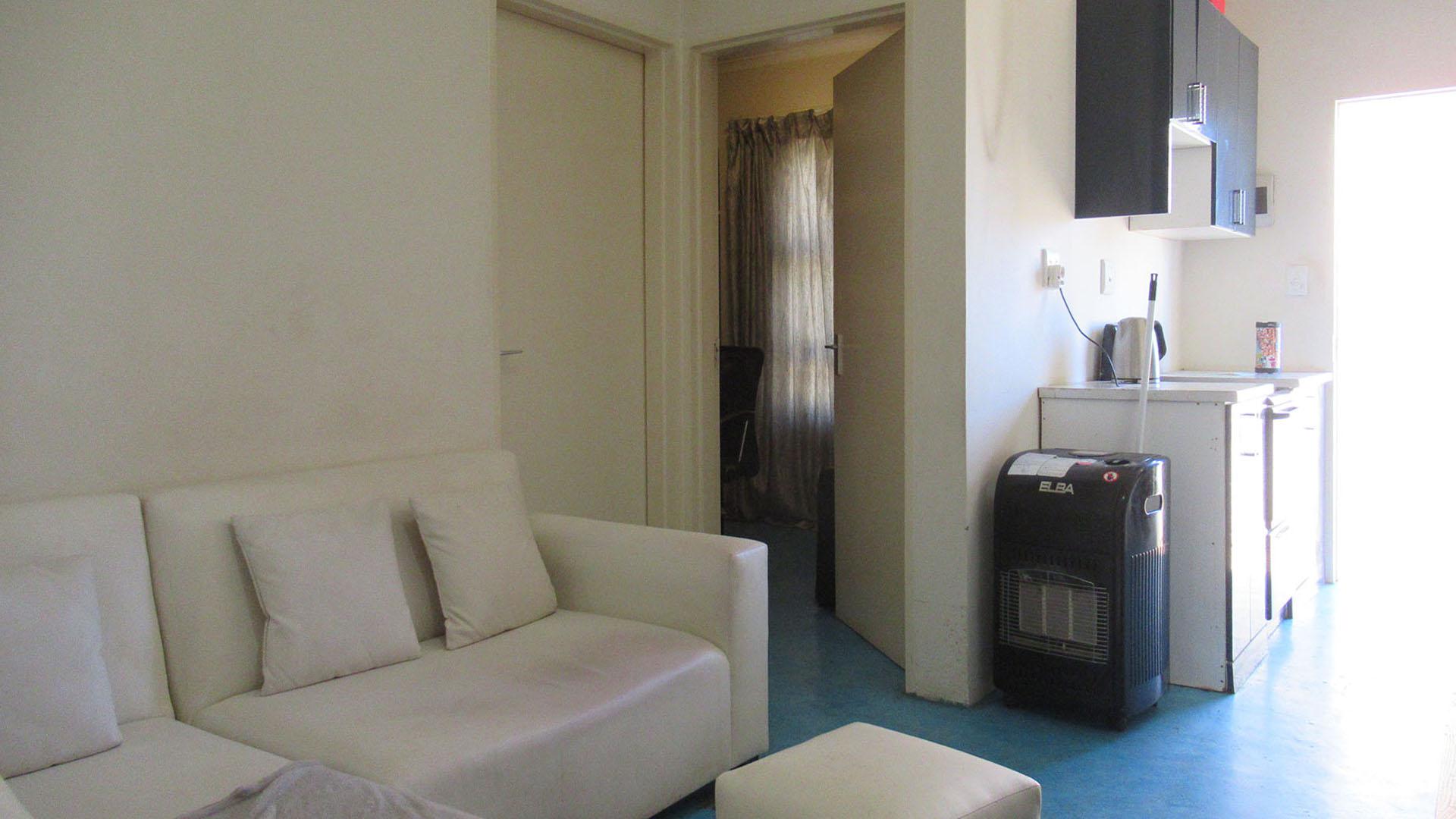 Lounges - 10 square meters of property in Tirong 