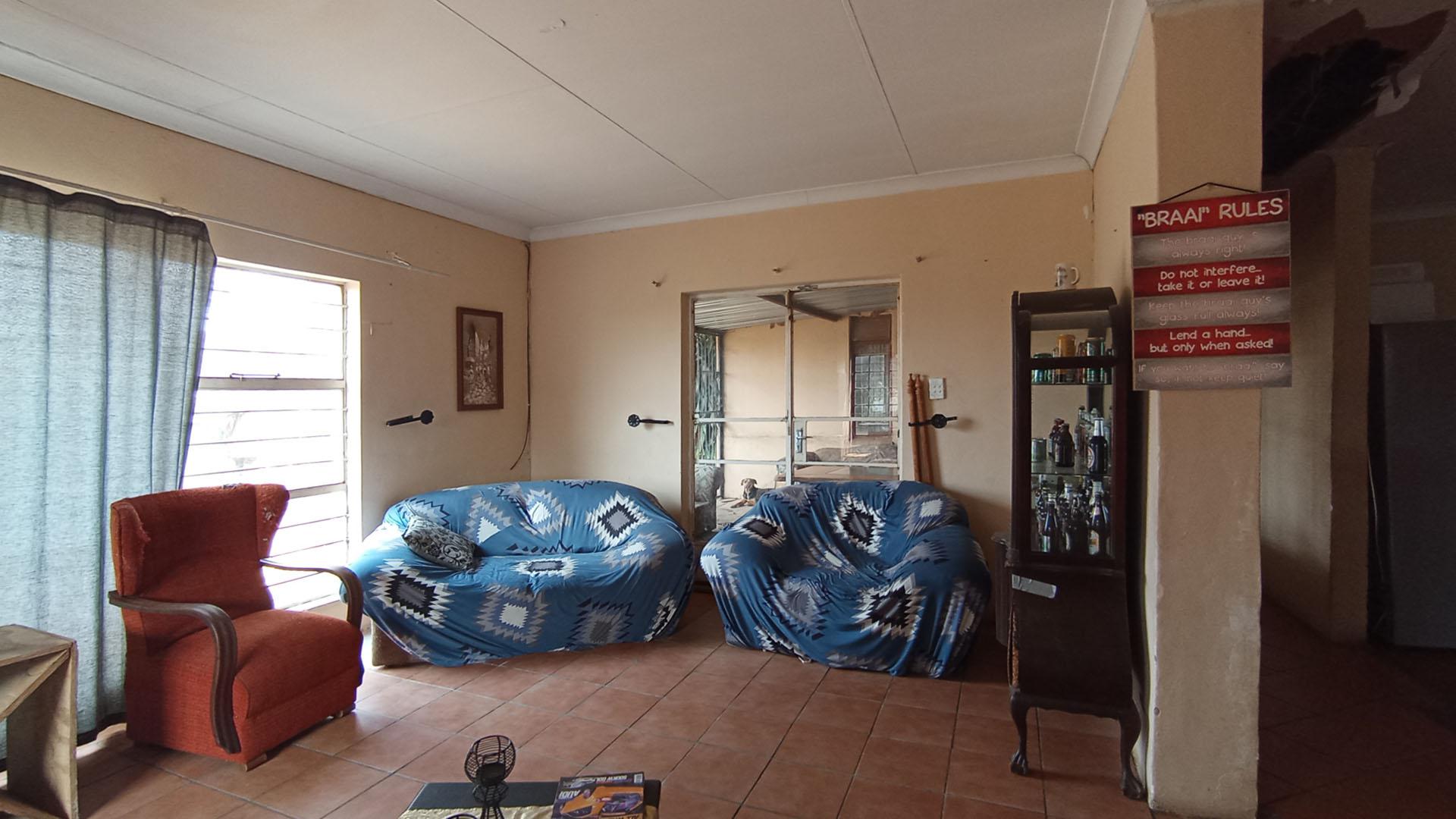 Lounges - 22 square meters of property in Pretoria North