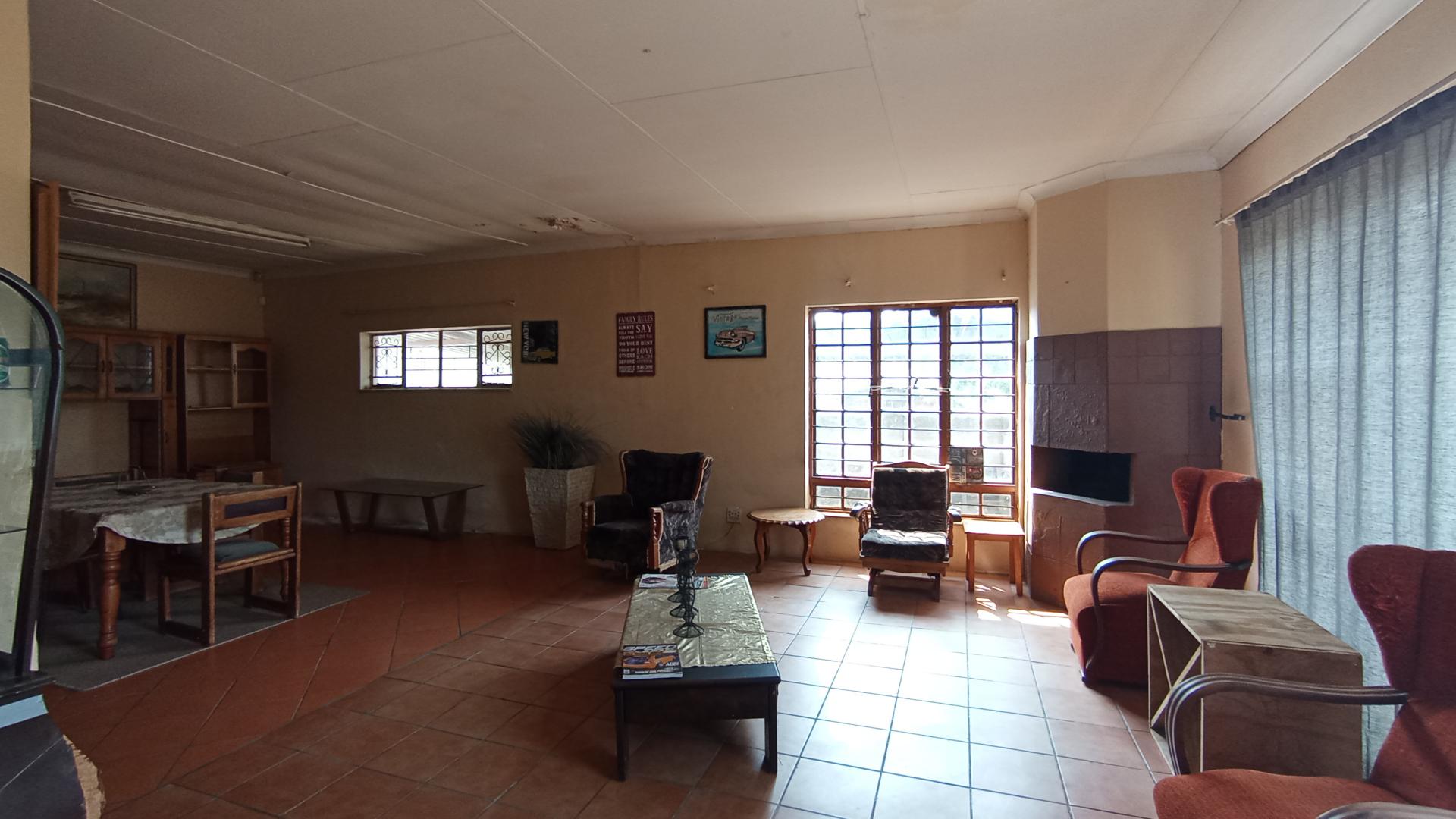 Lounges - 22 square meters of property in Pretoria North
