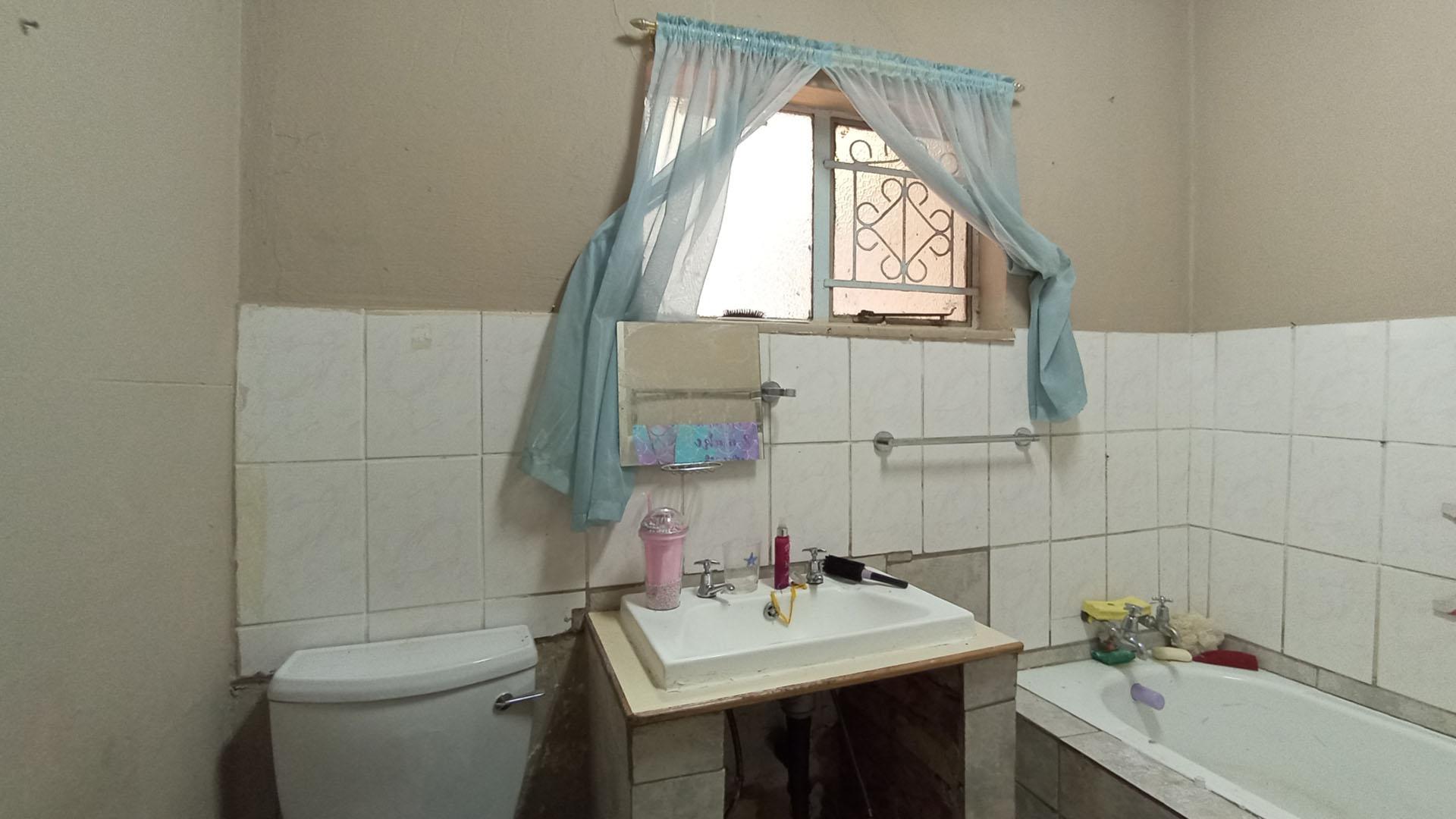 Bathroom 1 - 6 square meters of property in Pretoria North