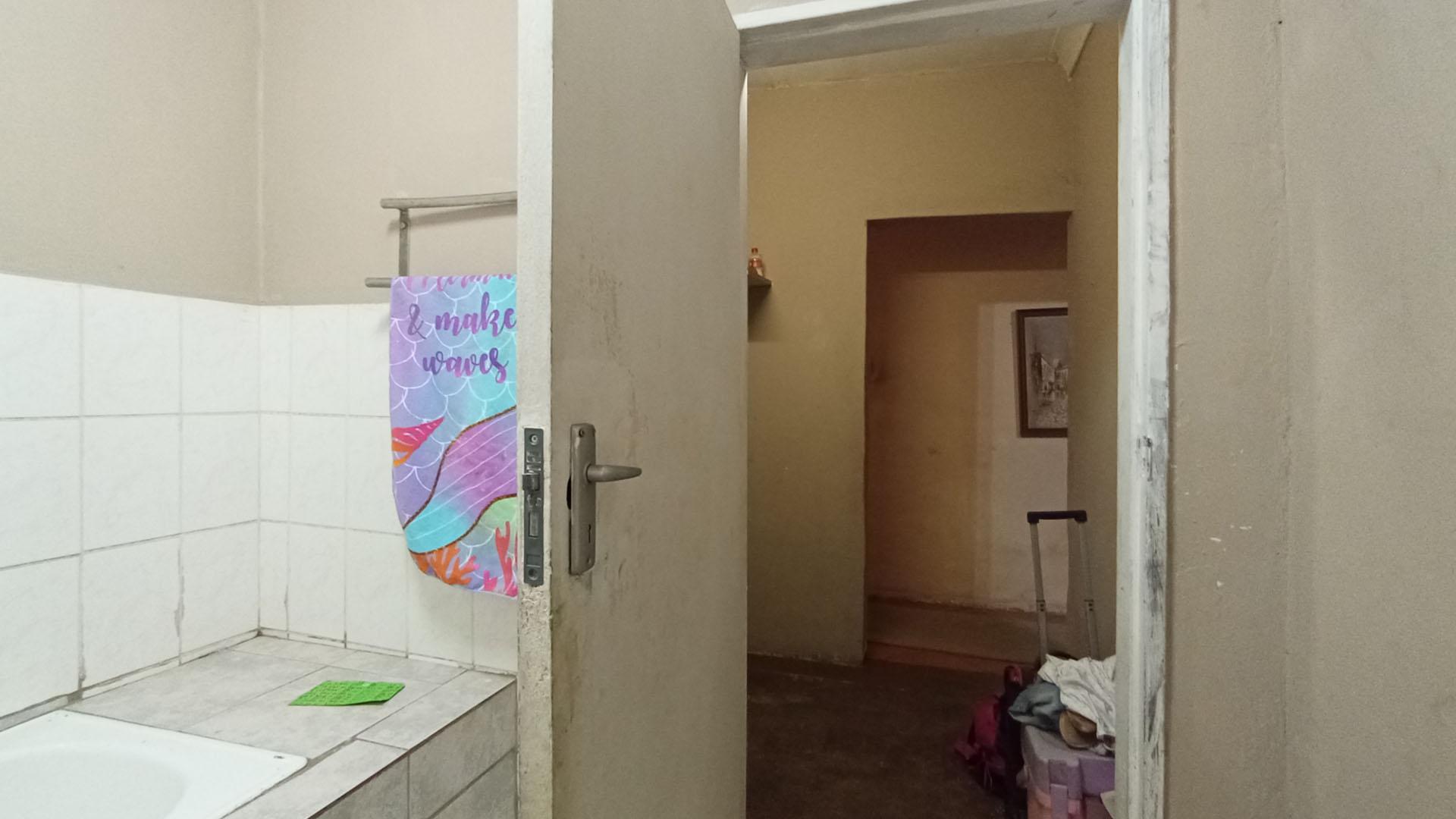 Bathroom 1 - 6 square meters of property in Pretoria North