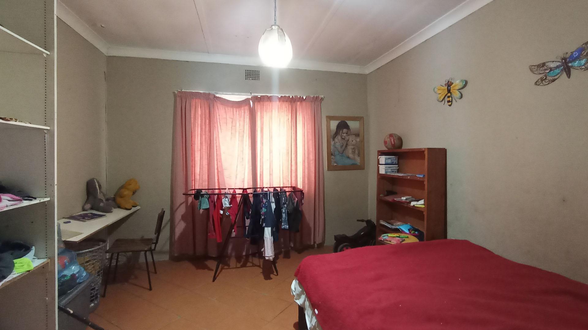 Bed Room 1 - 14 square meters of property in Pretoria North