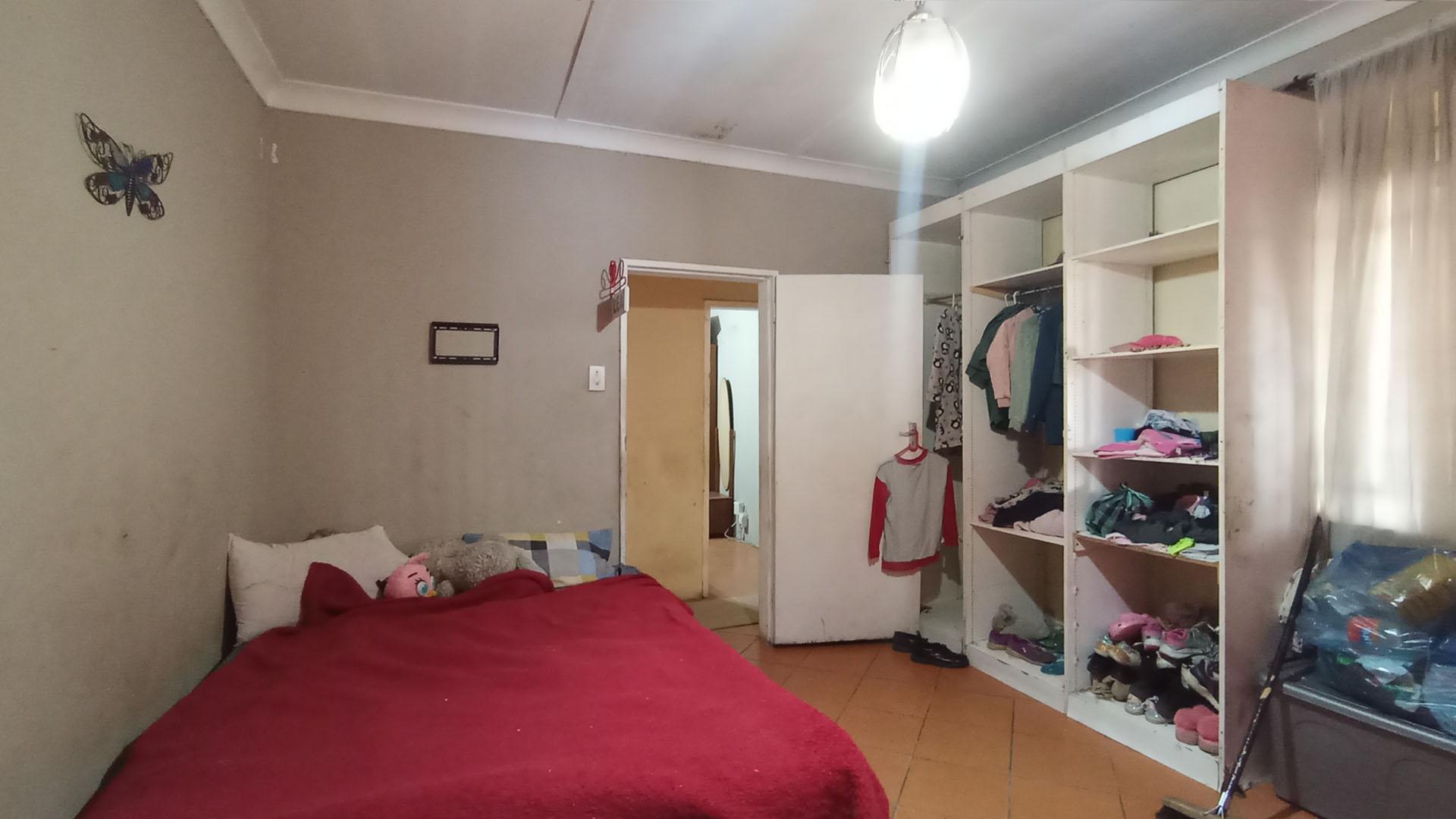 Bed Room 1 - 14 square meters of property in Pretoria North