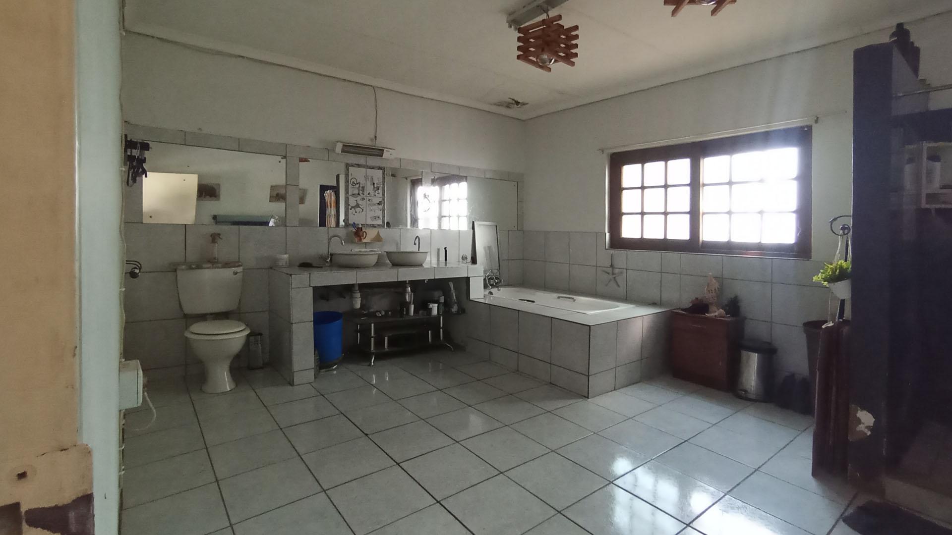 Bathroom 2 - 16 square meters of property in Pretoria North