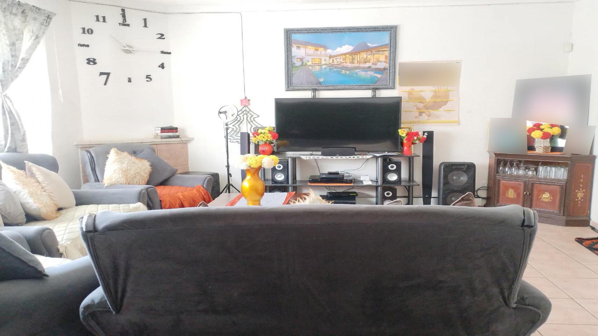 Lounges of property in South Hills