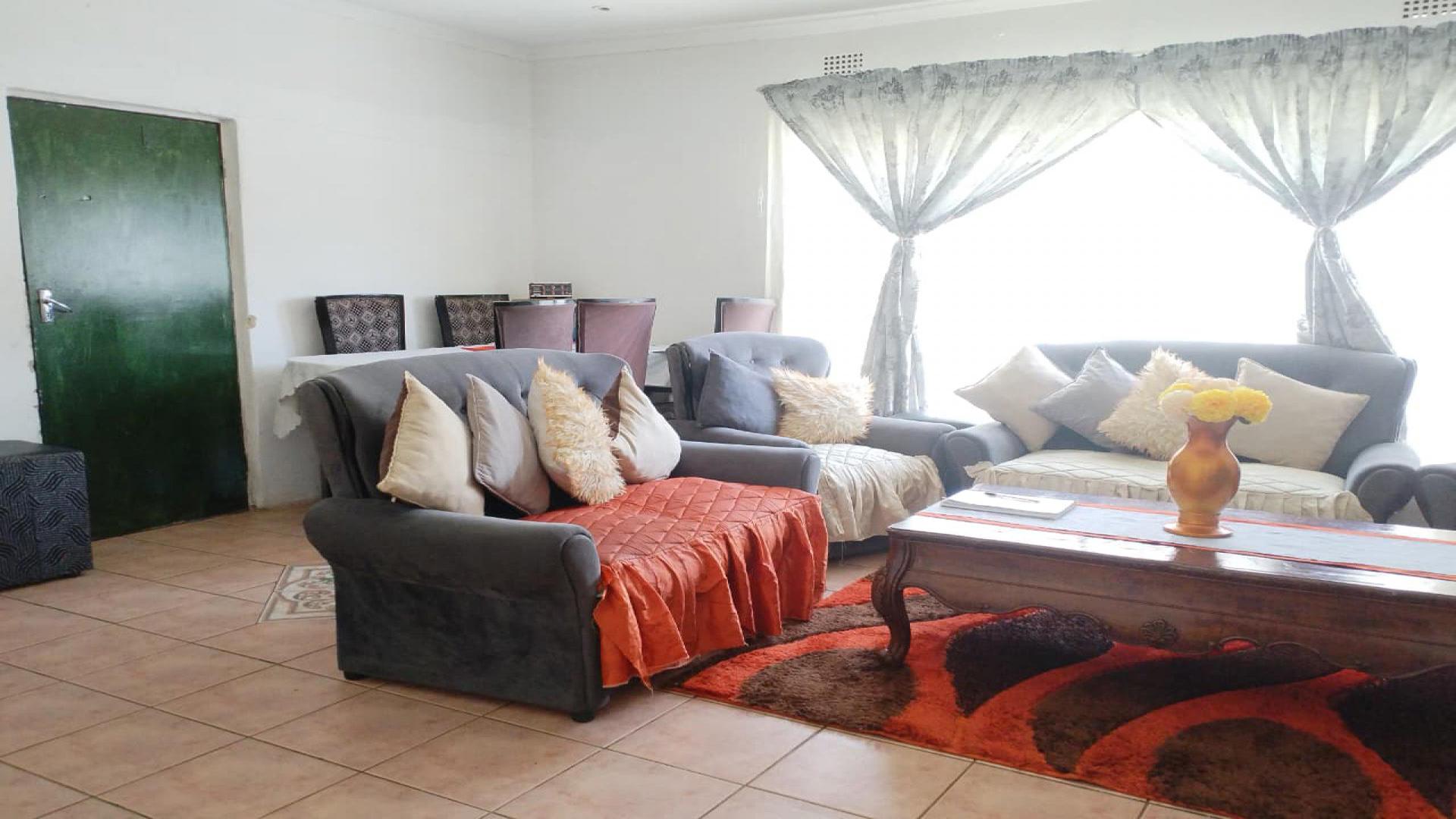 Lounges of property in South Hills