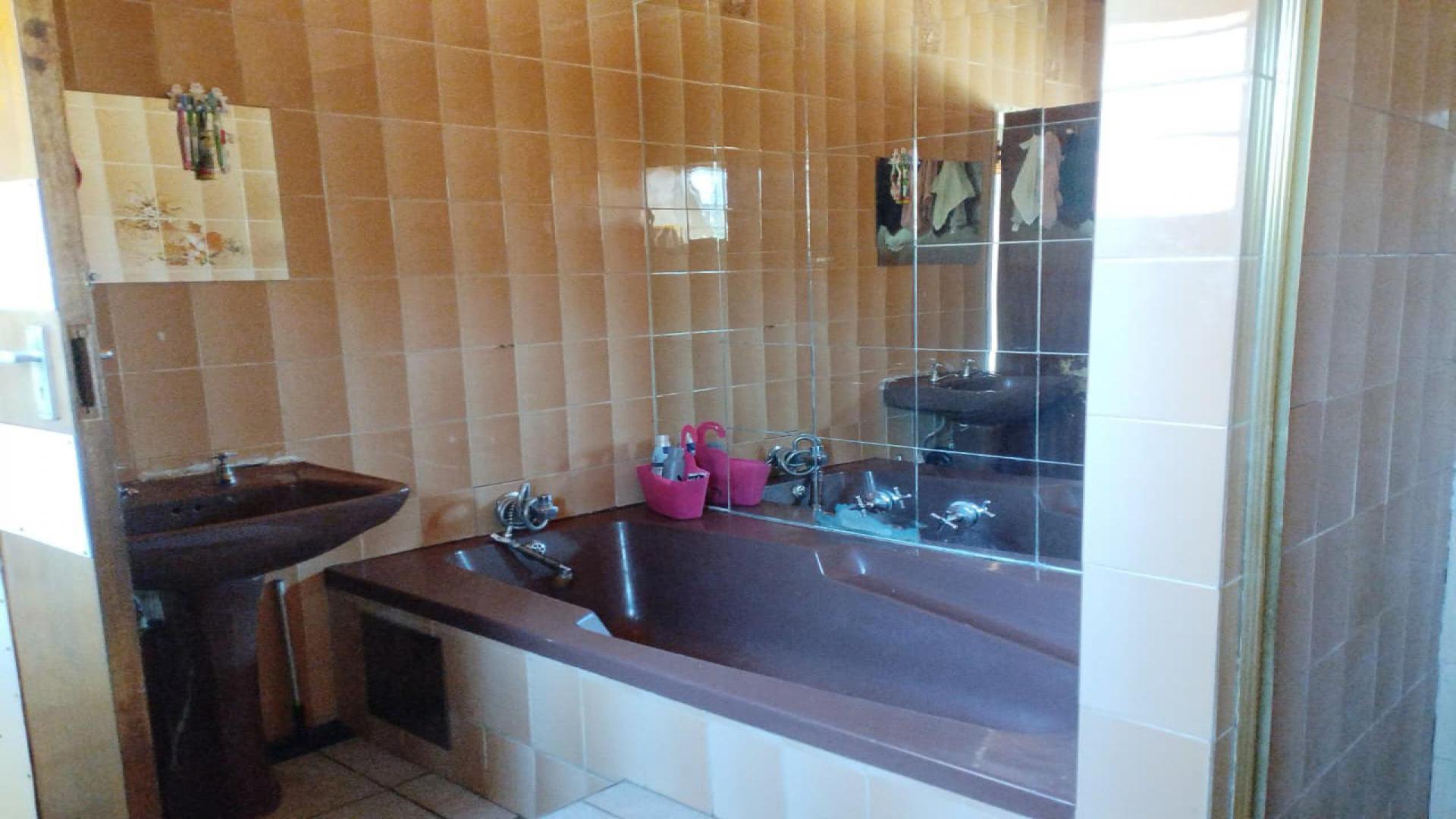Bathroom 1 of property in South Hills