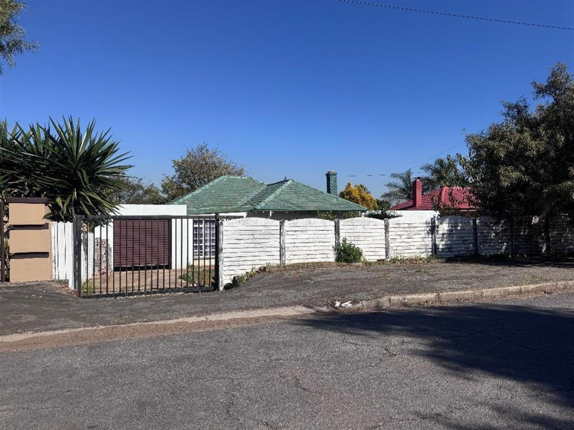 Front View of property in Primrose