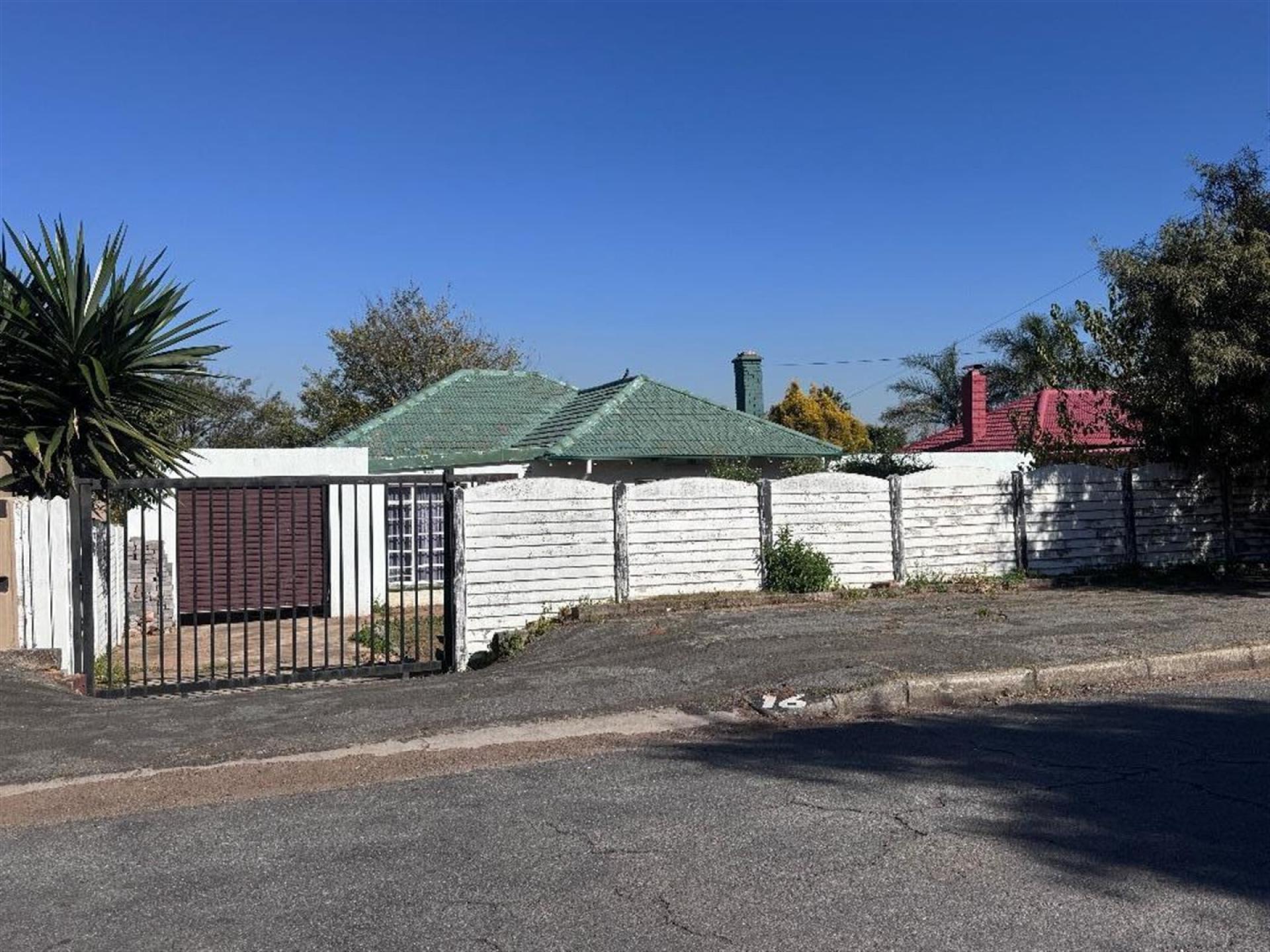 Front View of property in Primrose
